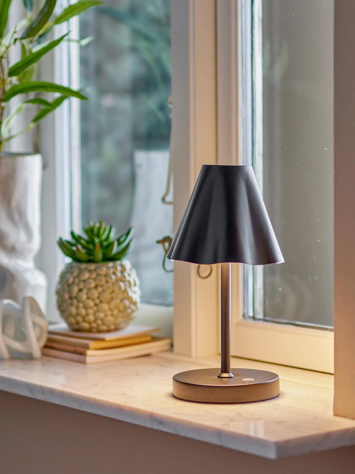Elegante, tragbare Lampe aus schwarzem Metall, wiederaufladbar, ideal für stilvolle Akzente in jedem Raum.