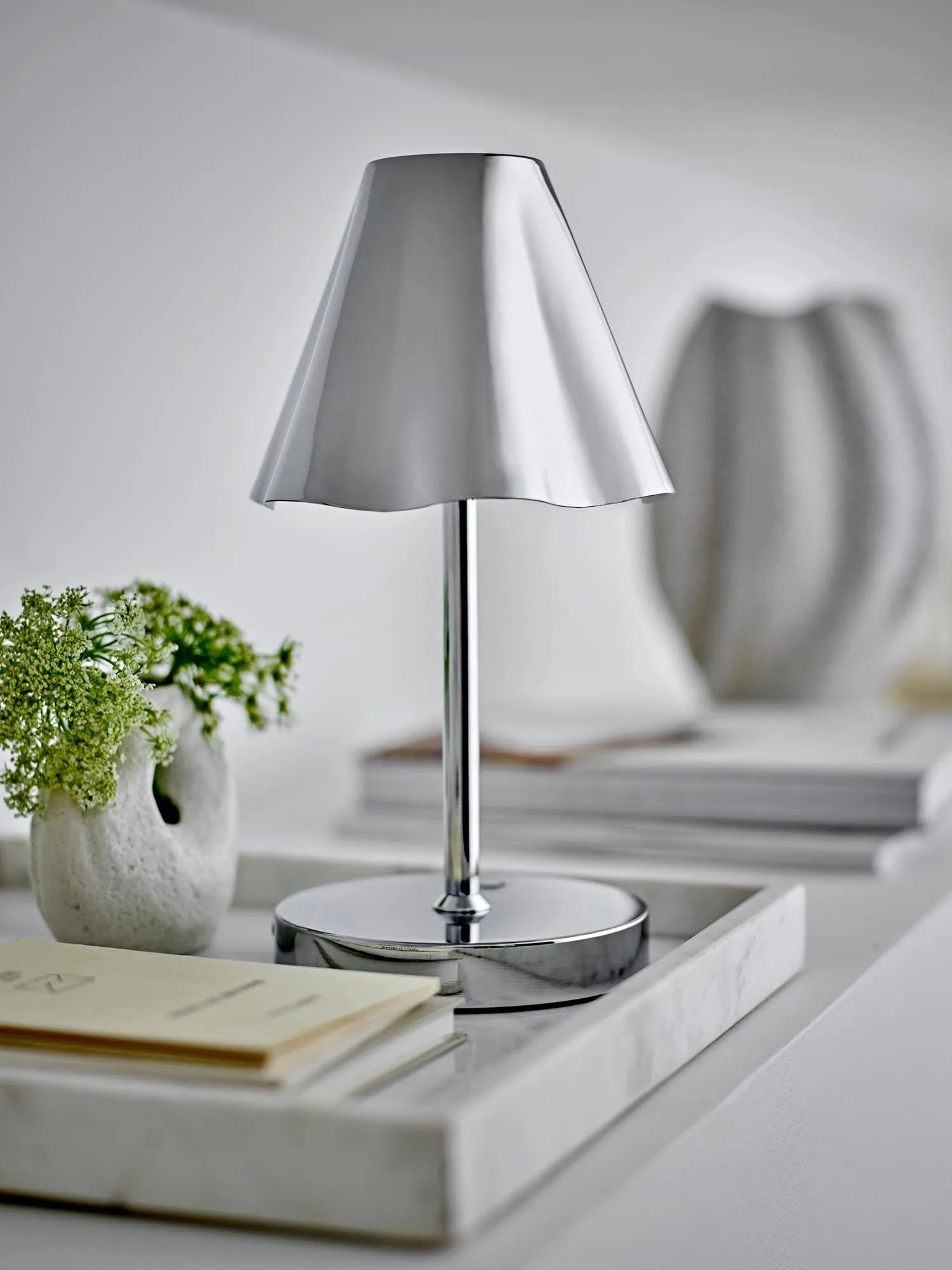 Elegante, tragbare Lampe in Silber, wiederaufladbar, aus Metall. Perfekt für flexibles, stilvolles Licht in jedem Raum.