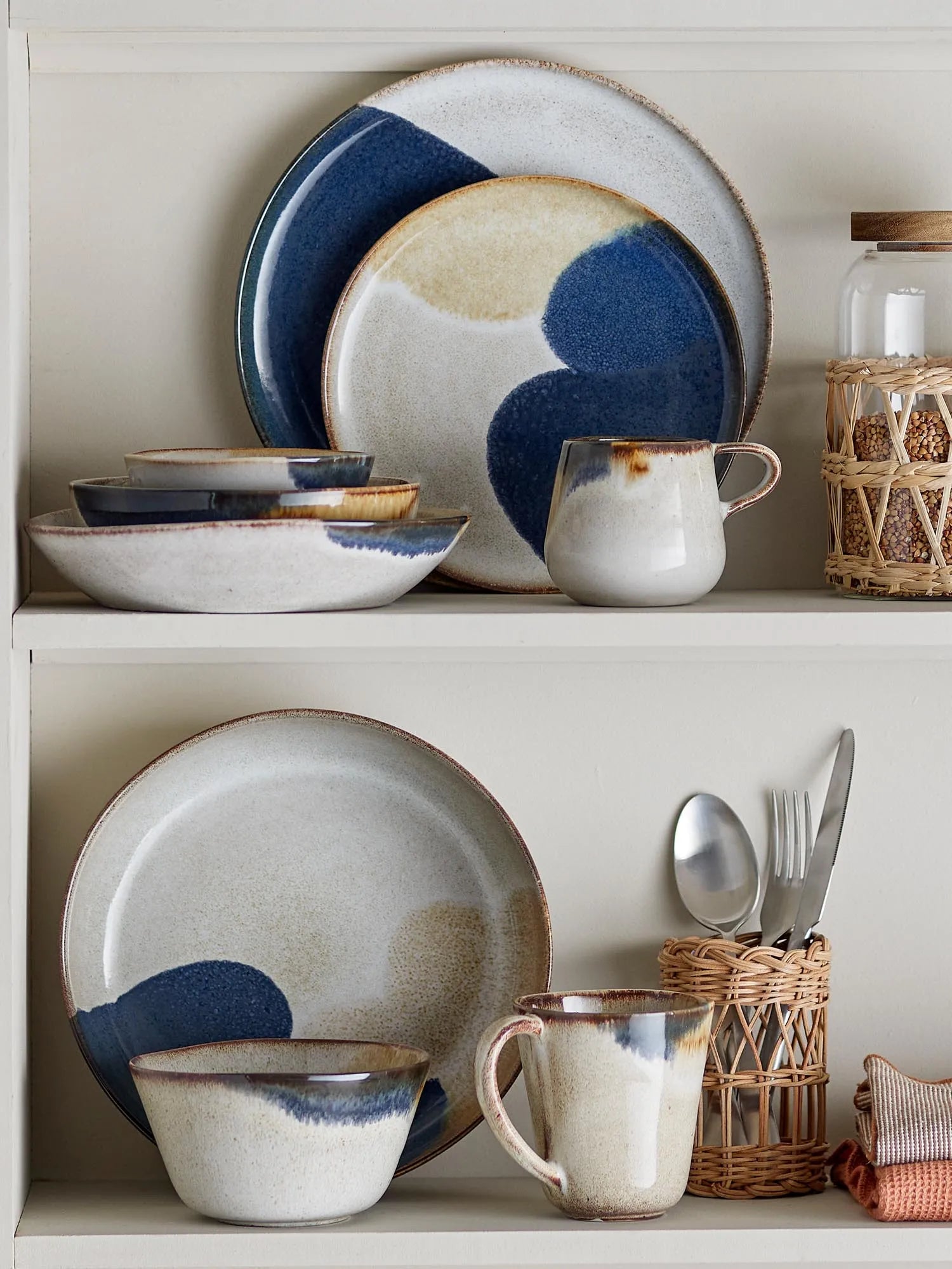 Die Jules Tasse in Grau von Bloomingville vereint robustes Steingut mit einzigartiger Glasur für stilvollen Genuss.
