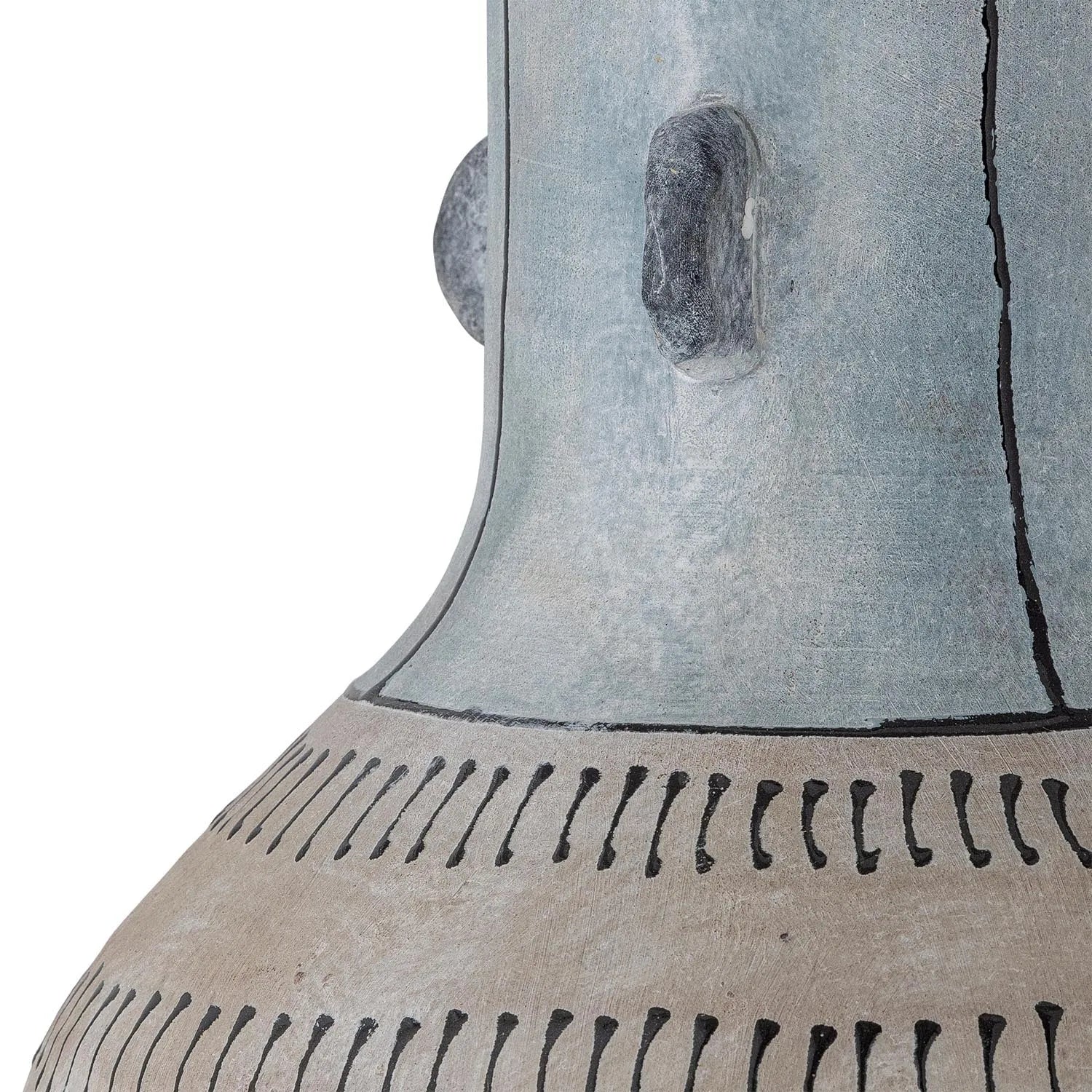 Die Gadiela Stehlampe in Blau von Bloomingville vereint kunstvolles Design mit robuster Steingut-Basis und sanfter Glasur.