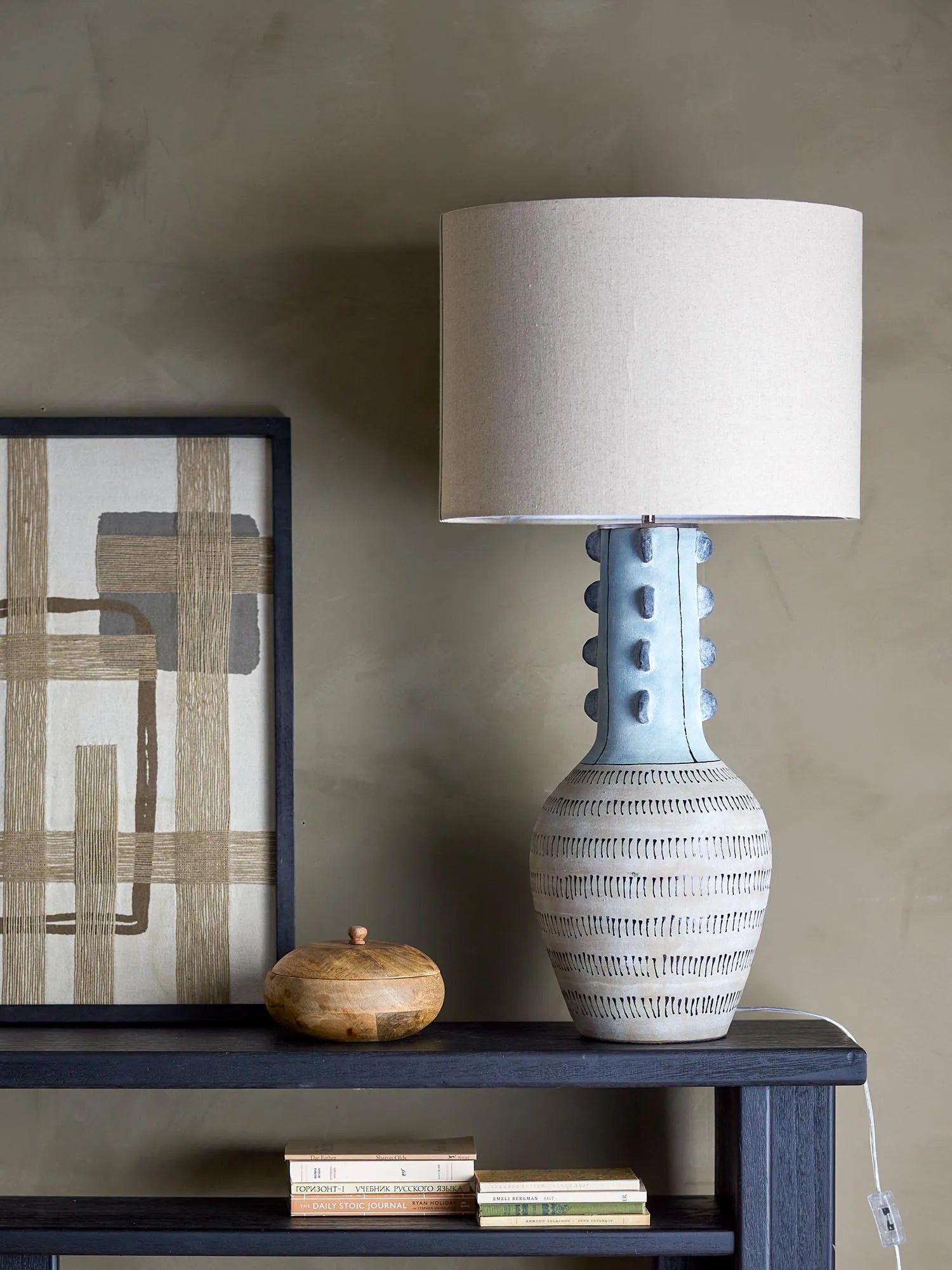 Die Gadiela Stehlampe in Blau von Bloomingville vereint kunstvolles Design mit robuster Steingut-Basis und sanfter Glasur.
