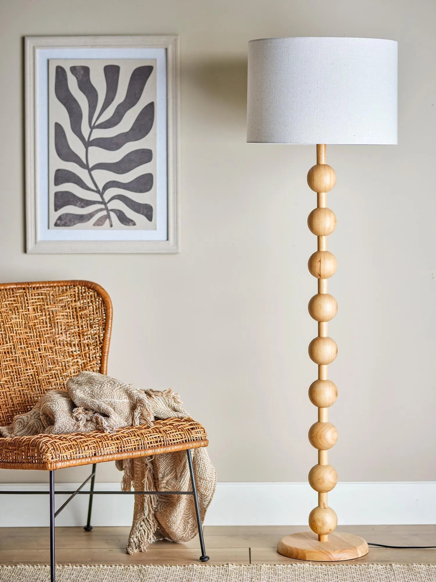 Elegante Stehlampe aus Gummibaumholz, skandinavisches Design, warmes Licht, ideal für stilvolle Wohnräume.