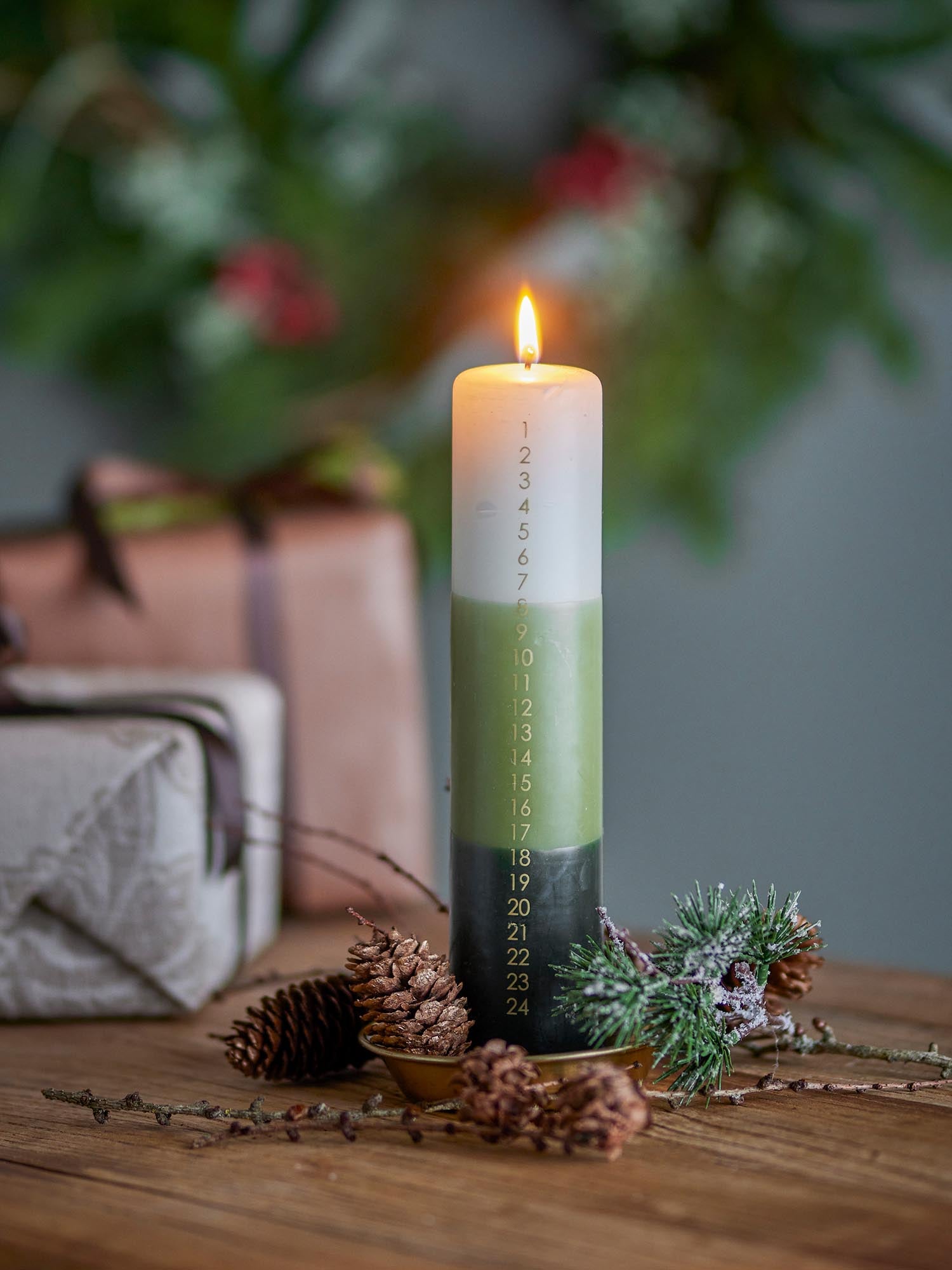 Dip Dye Kerze, Grün, Parafin in Grün präsentiert im Onlineshop von KAQTU Design AG. Kerzen ist von Bloomingville