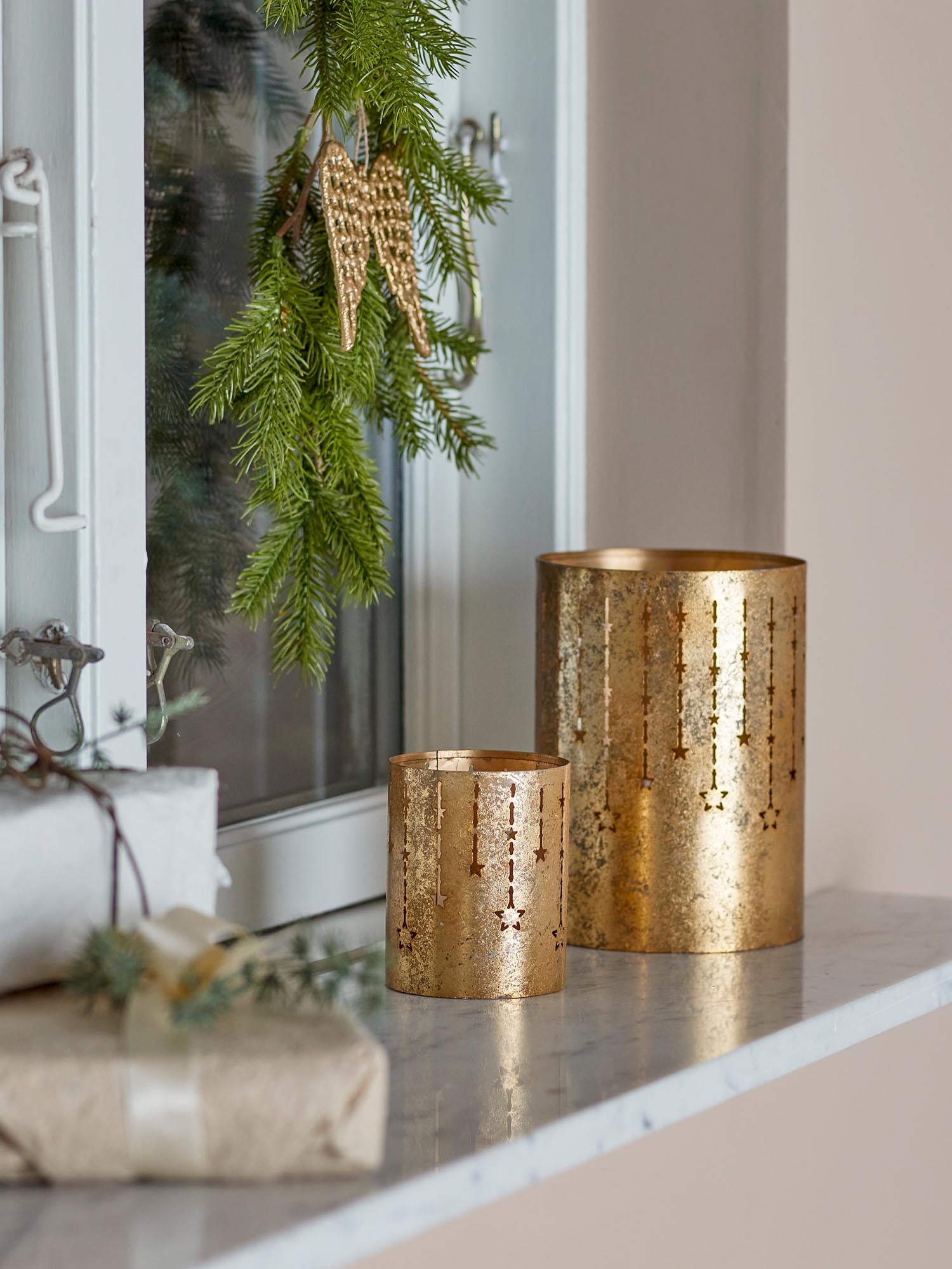 Mista Teelichthalter, Gold, Metall in Gold präsentiert im Onlineshop von KAQTU Design AG. Teelichthalter ist von Bloomingville