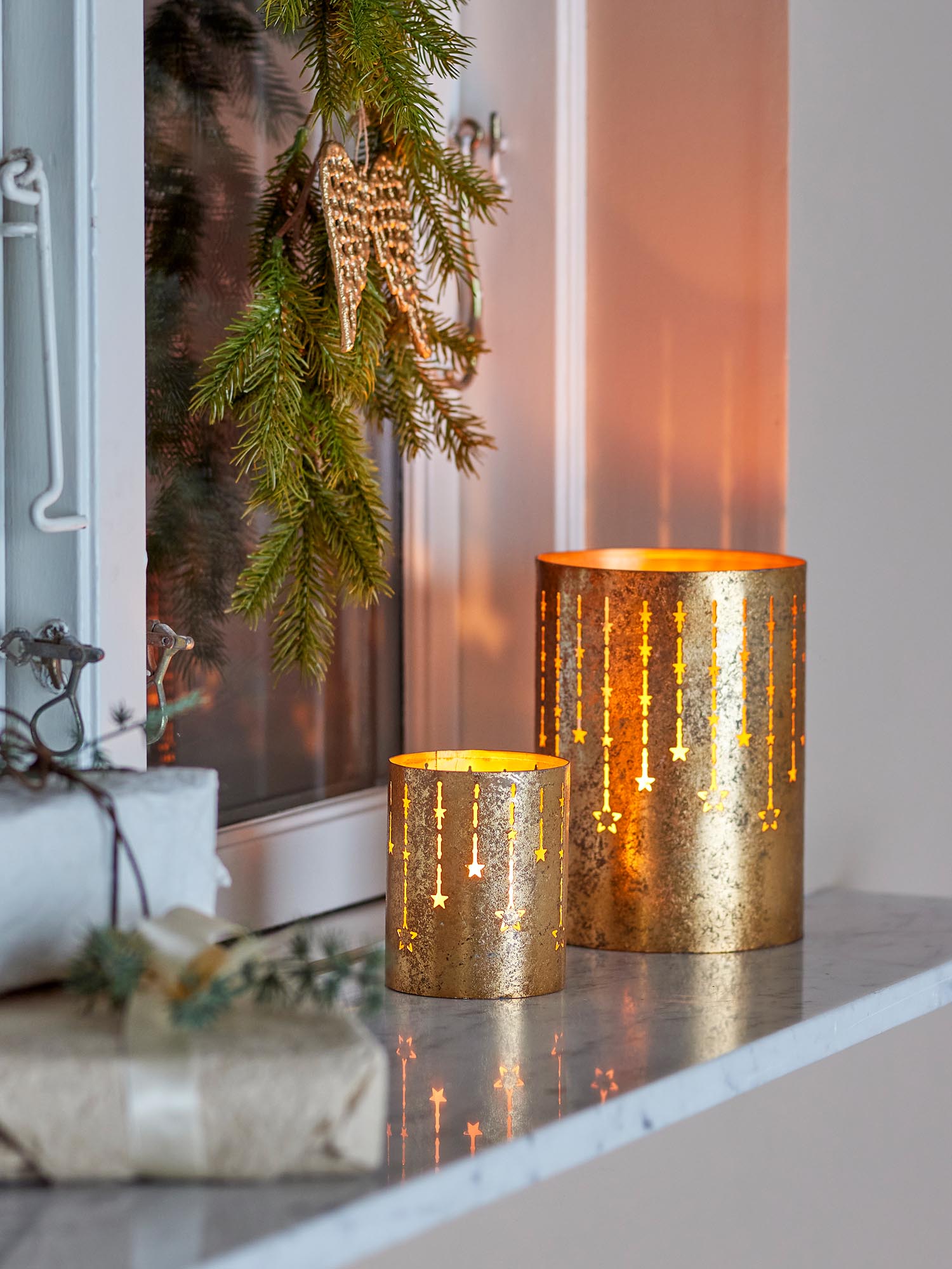 Mista Teelichthalter, Gold, Metall in Gold präsentiert im Onlineshop von KAQTU Design AG. Teelichthalter ist von Bloomingville