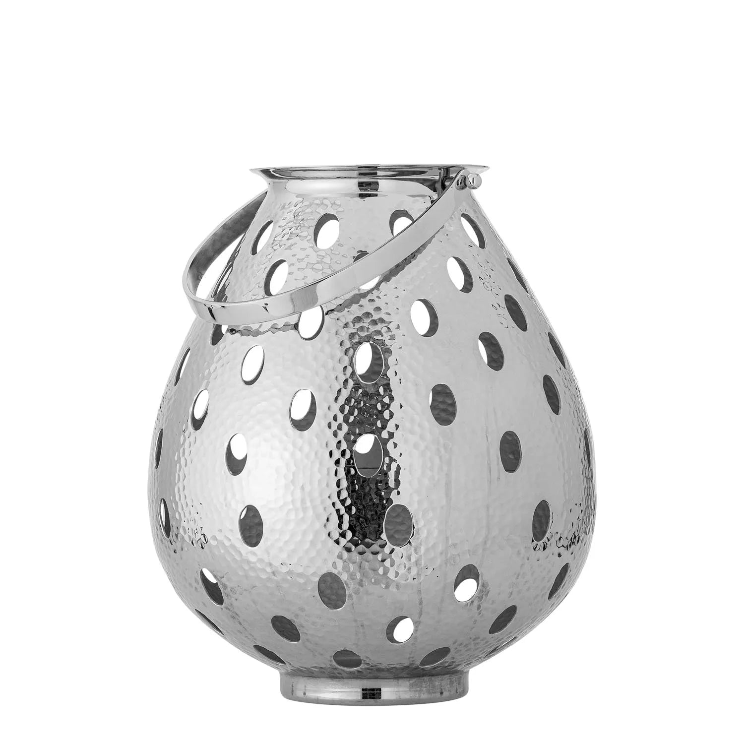 Elegante Maika Laterne aus gehämmertem Aluminium, silber poliert, für stimmungsvolle Lichtspiele drinnen & draußen.