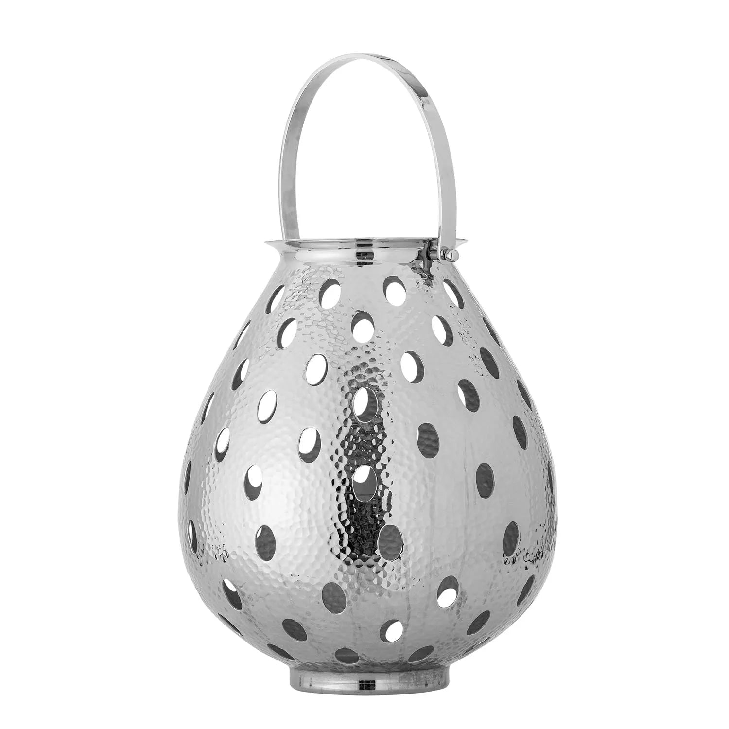 Elegante Maika Laterne aus gehämmertem Aluminium in Silber, reflektiert Licht kunstvoll für stimmungsvolle Akzente.
