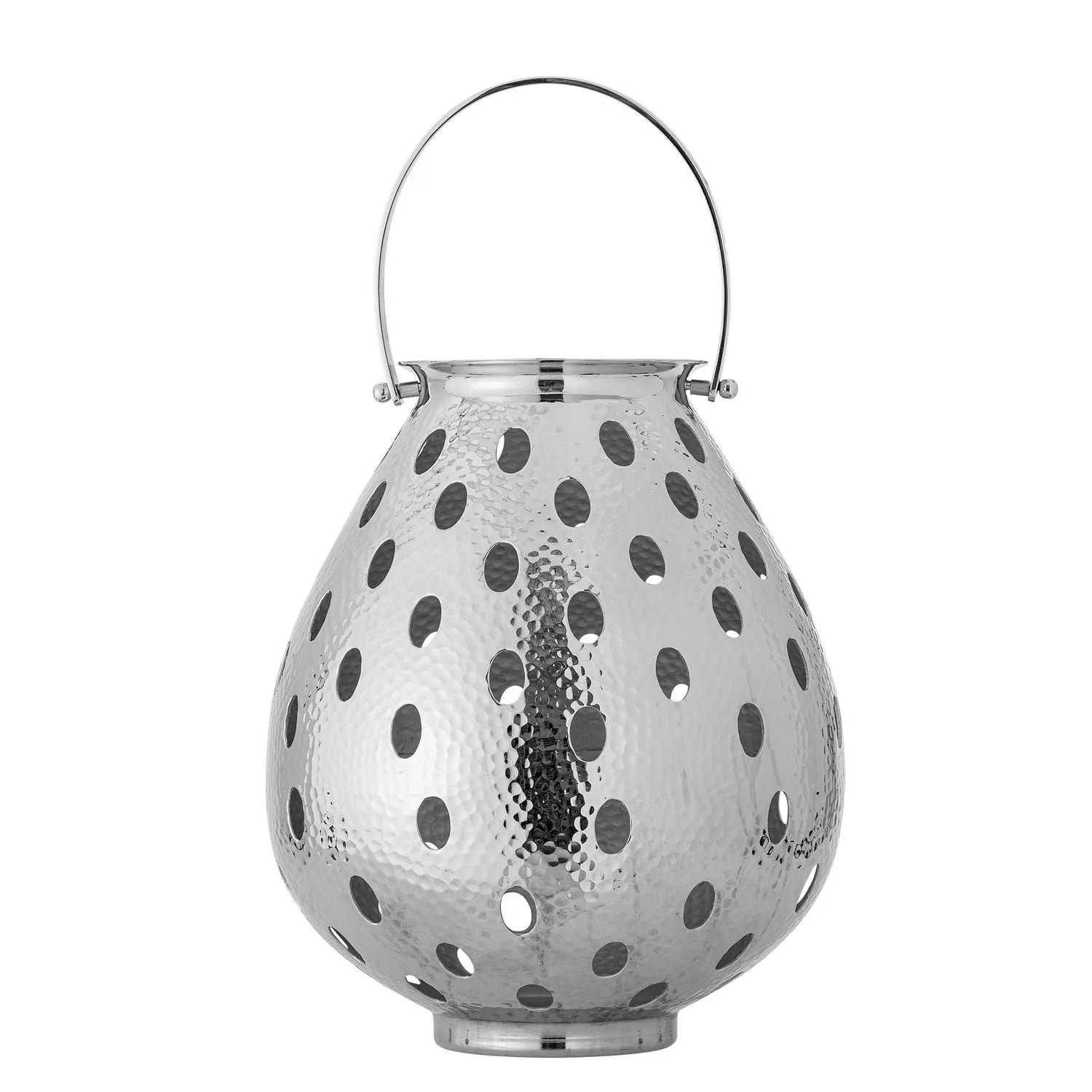 Elegante Maika Laterne aus gehämmertem Aluminium in Silber, reflektiert Licht kunstvoll für stimmungsvolle Akzente.