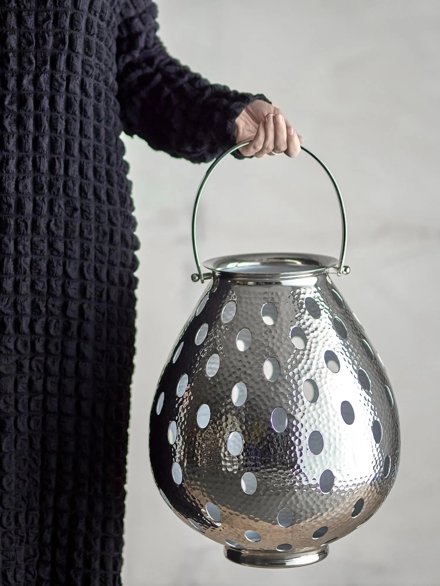 Elegante Maika Laterne aus gehämmertem Aluminium in Silber, reflektiert Licht kunstvoll für stimmungsvolle Akzente.