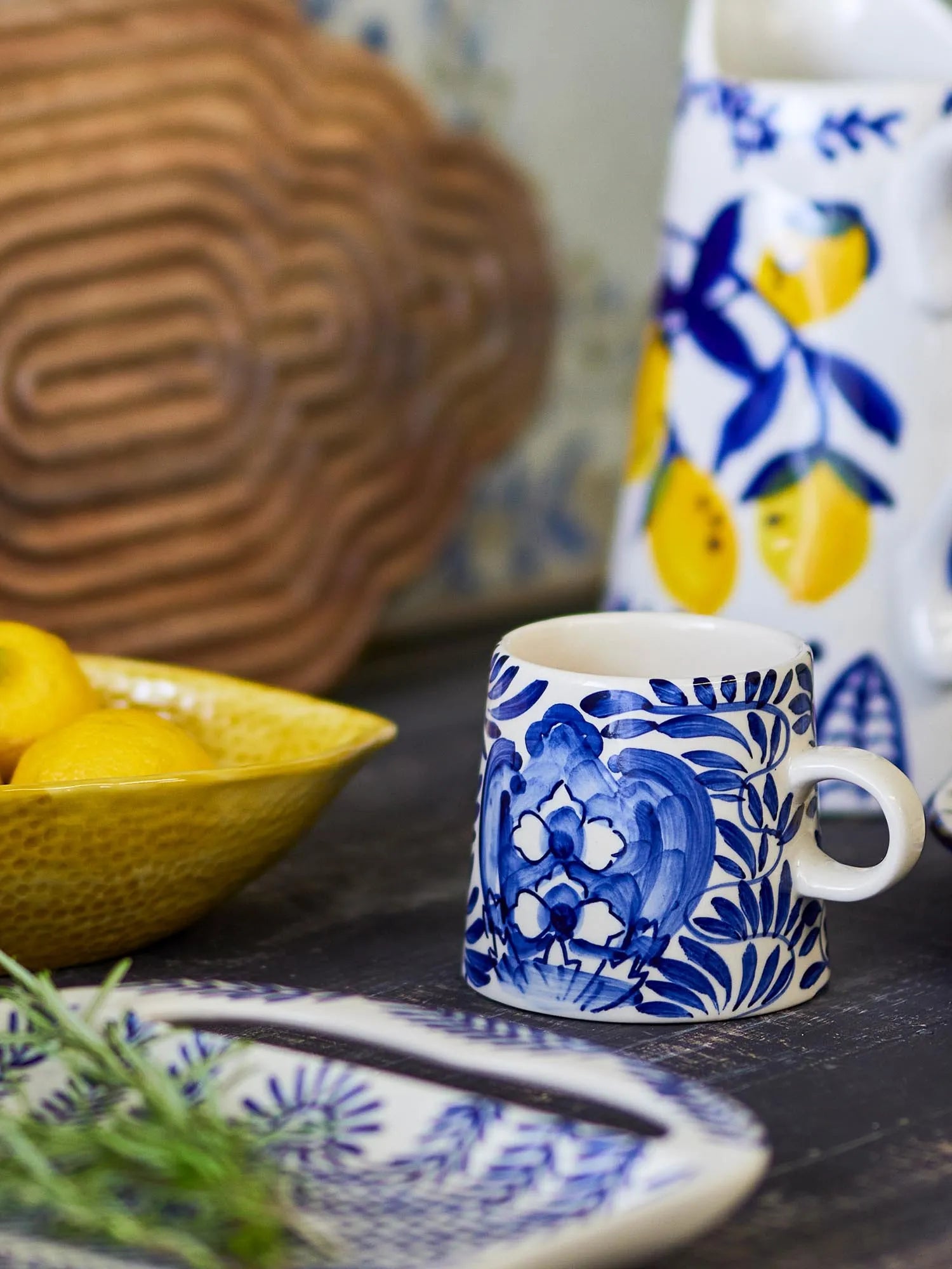 Eleganter Karlie Becher aus blauem Steingut, handdekoriert, vereint mediterranen Stil mit Funktionalität.