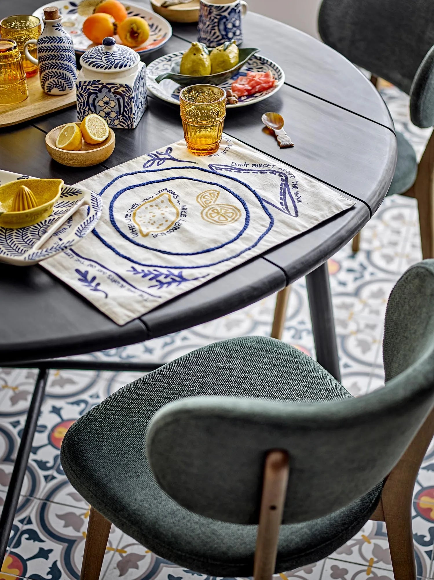 Elegantes Steingut-Gefäß in Blau mit Deckel, inspiriert vom Mittelmeer, für stilvolle Aufbewahrung und Dekoration.
