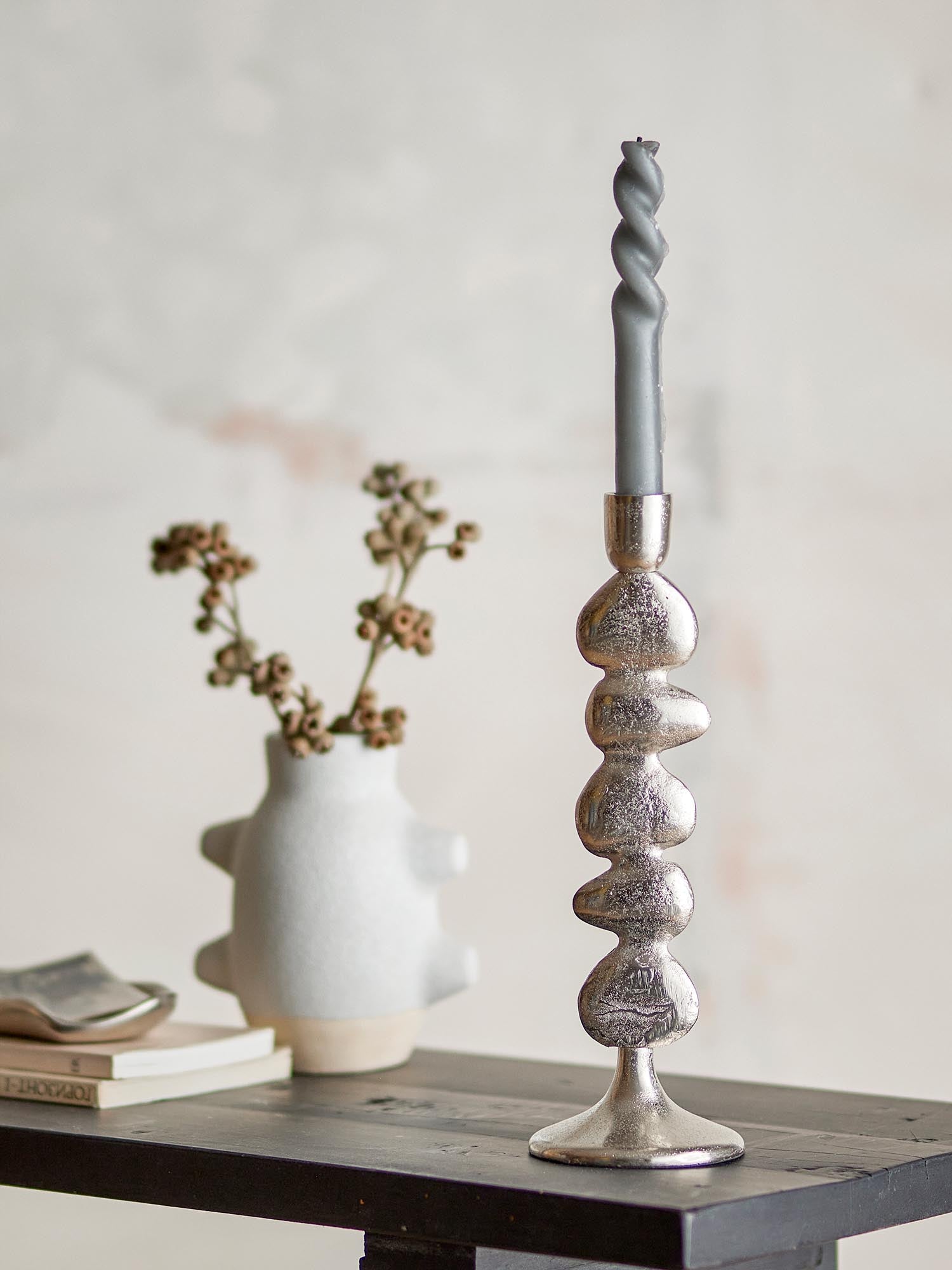 Metina Kerzenhalter, Silber, Aluminium in Silber präsentiert im Onlineshop von KAQTU Design AG. Kerzenständer ist von Bloomingville