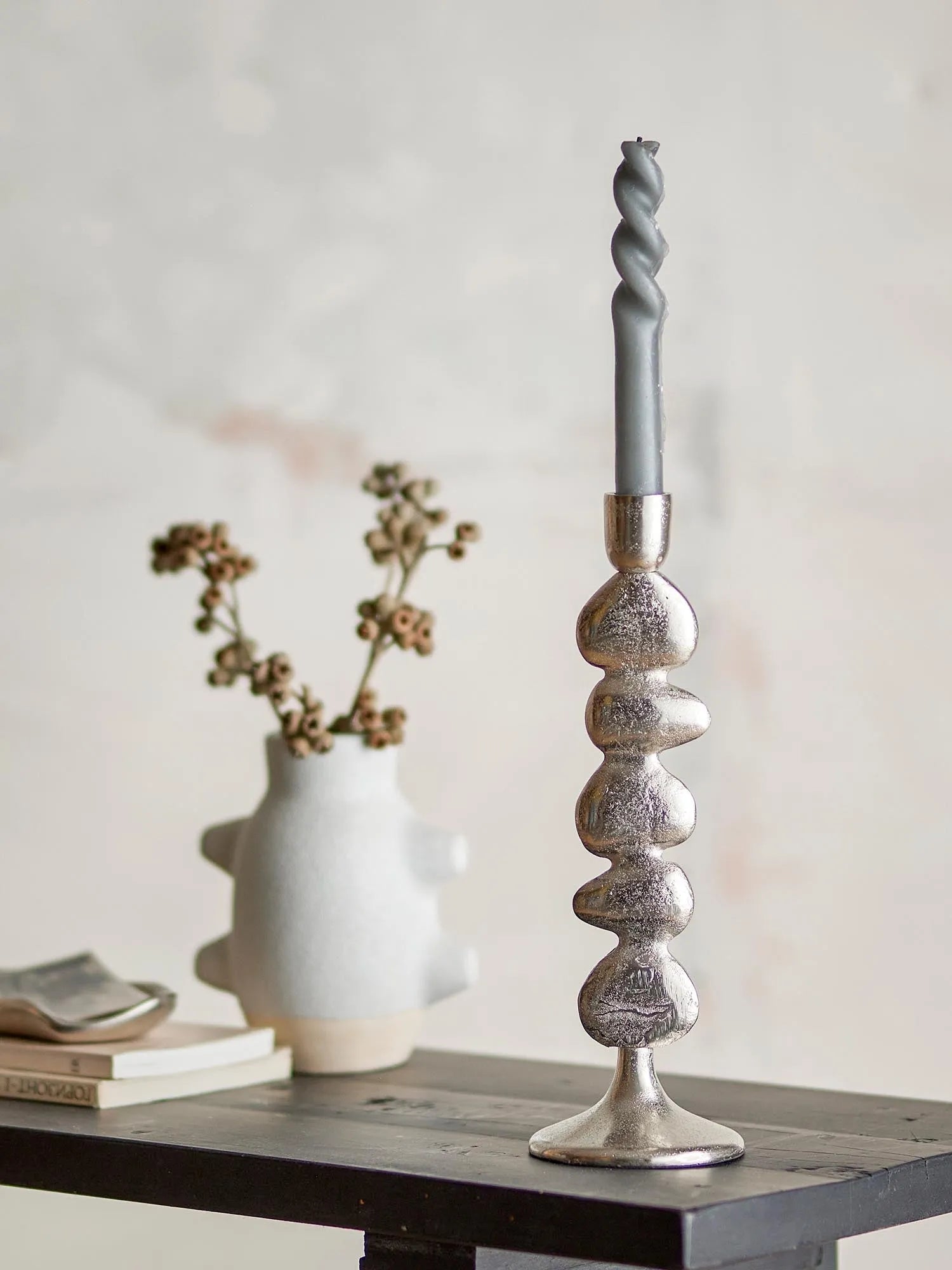 Metina Kerzenhalter, Silber, Aluminium in Silber präsentiert im Onlineshop von KAQTU Design AG. Kerzenständer ist von Bloomingville