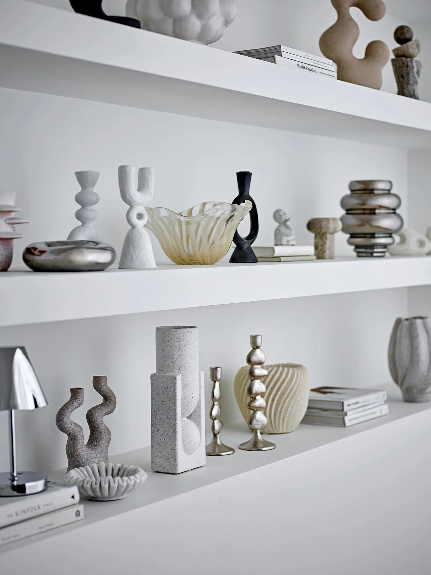 Metina Kerzenhalter, Silber, Aluminium in Silber präsentiert im Onlineshop von KAQTU Design AG. Kerzenständer ist von Bloomingville