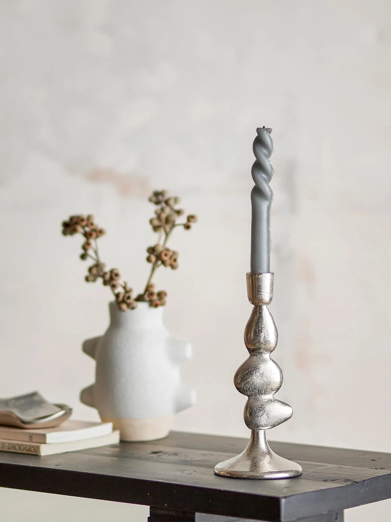 Metina Kerzenhalter, Silber, Aluminium in Silber präsentiert im Onlineshop von KAQTU Design AG. Kerzenständer ist von Bloomingville