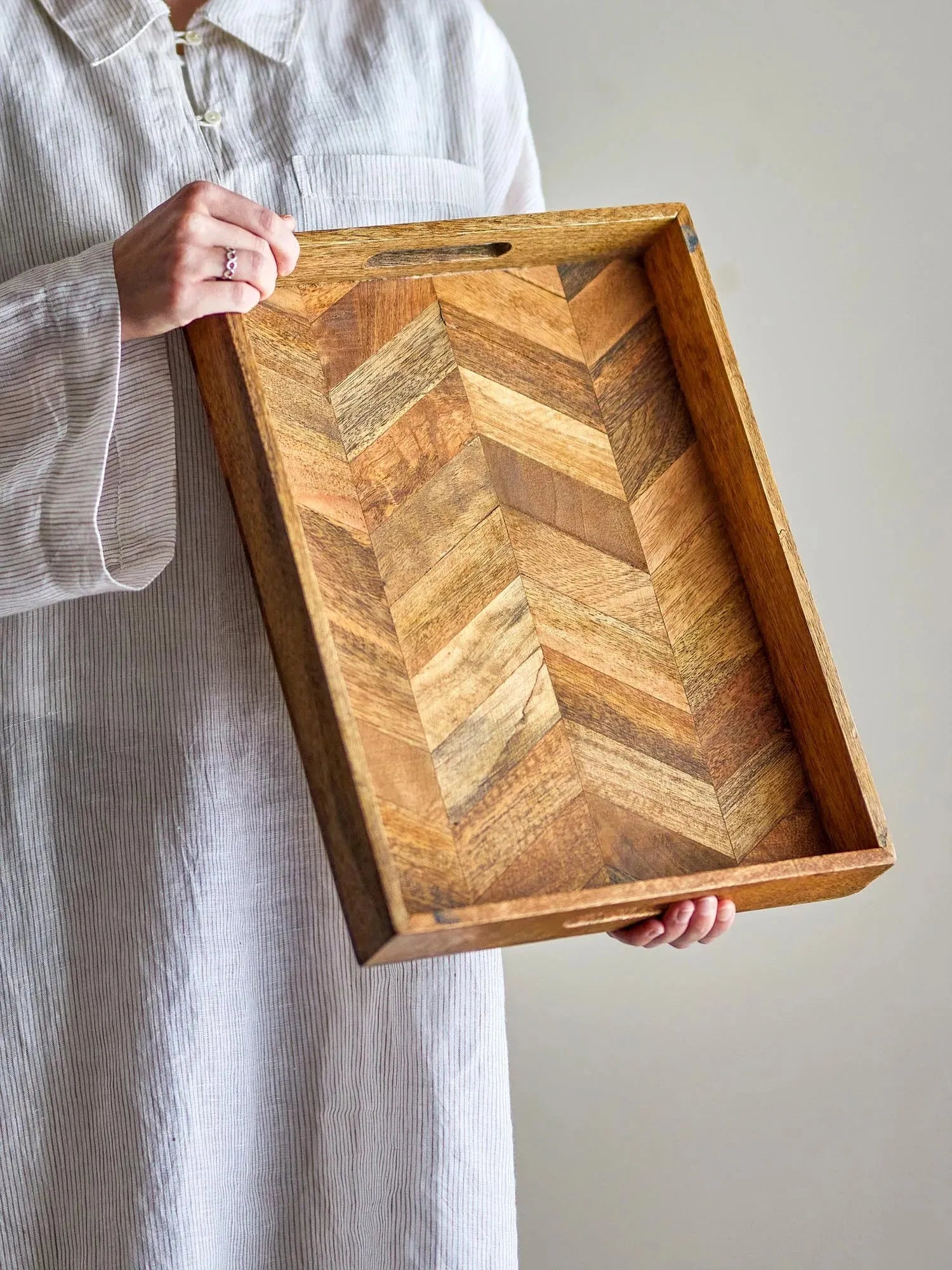 Elegantes Serviertablett aus FSC-zertifiziertem Mangoholz mit einzigartigem Fischgrätenmuster – stilvoll und nachhaltig.