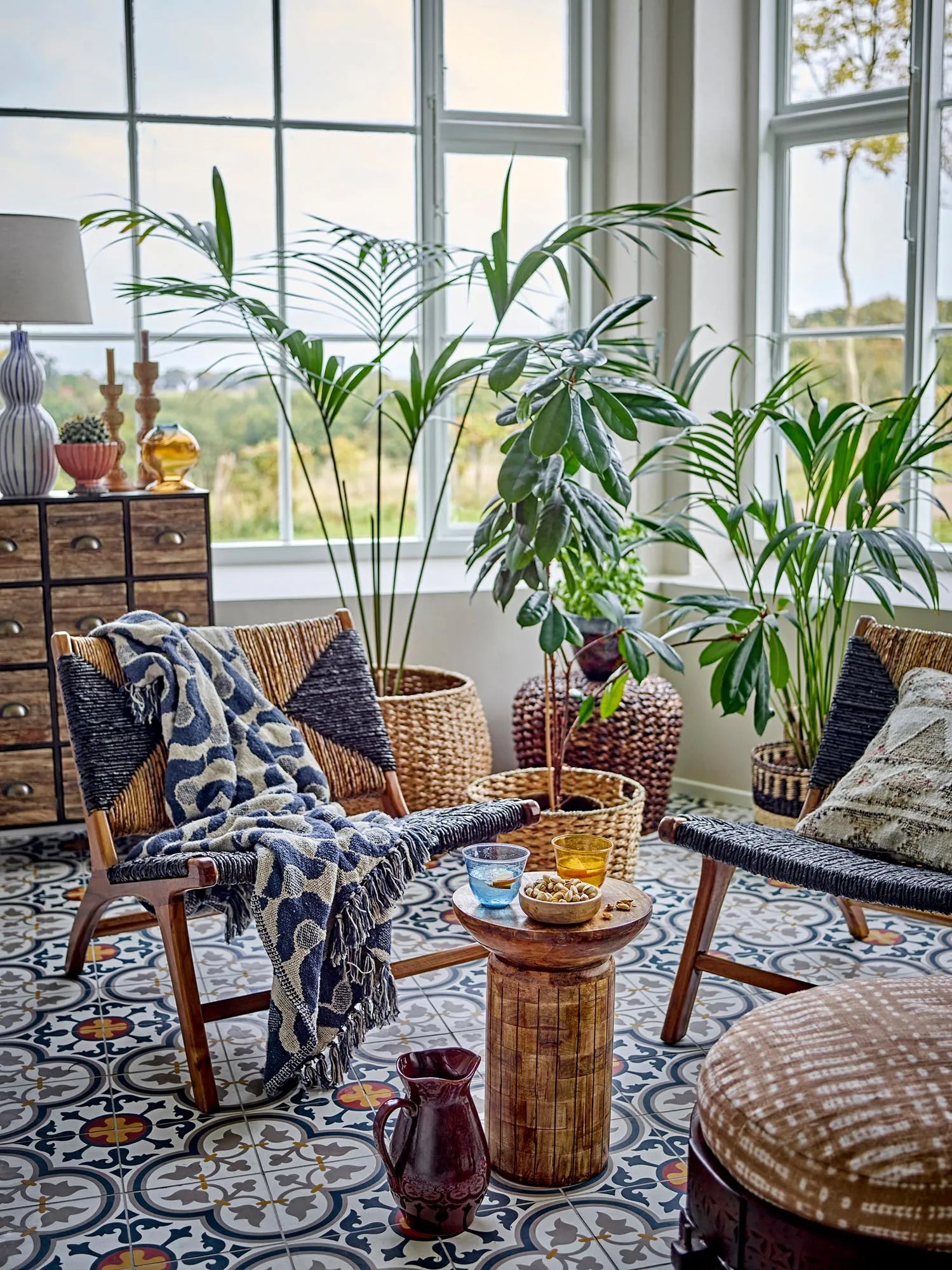 Elegantes Trinkglas aus recyceltem Glas in Blau, vereint Stil und Nachhaltigkeit, ideal für umweltbewusste Genießer.