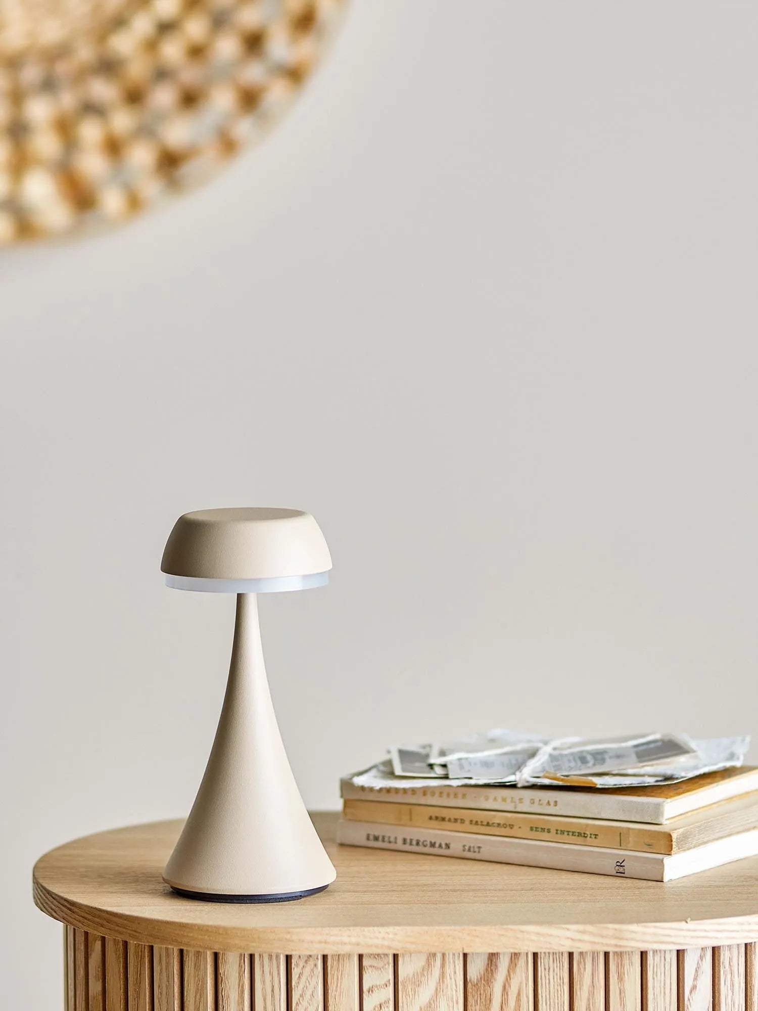 Die Pepple Lampe von Bloomingville: Eleganz in Aluminium, wiederaufladbar, dimmbar, ideal für drinnen und draußen.