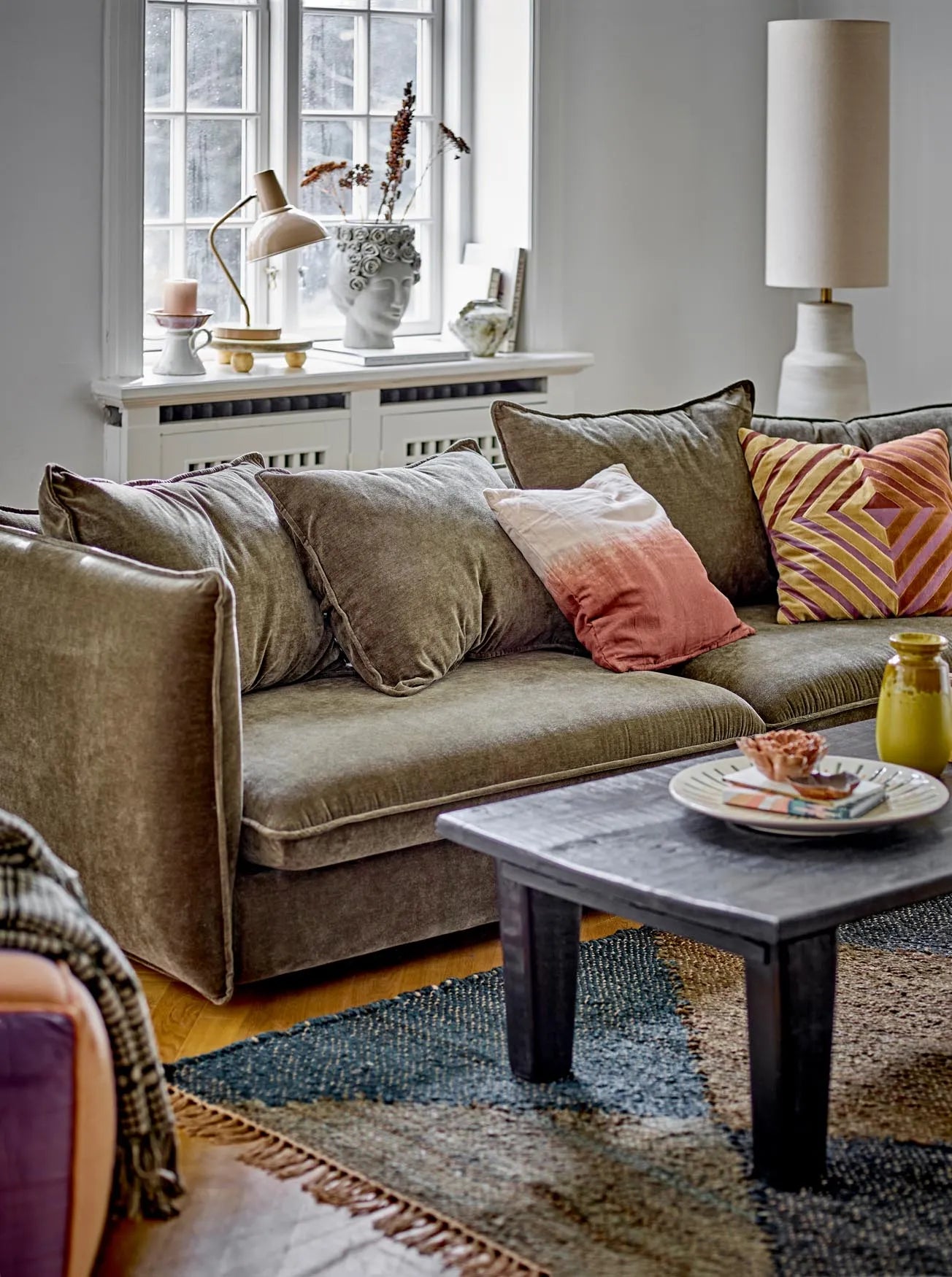 Elegante Klara Tischlampe in Rosé-Metall von Bloomingville.