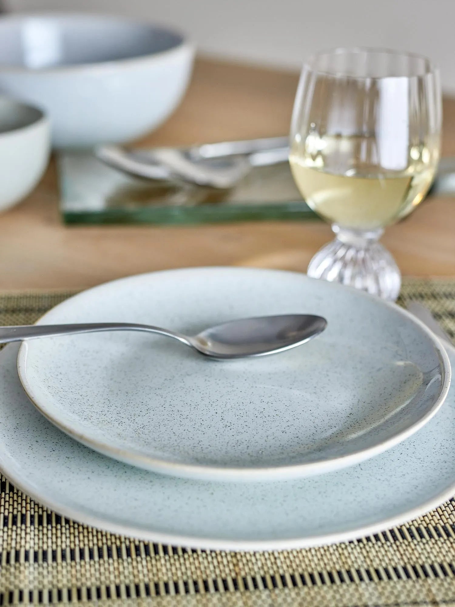 Addison Teller, Weiss, Steingut in Weiß präsentiert im Onlineshop von KAQTU Design AG. Teller ist von Bloomingville