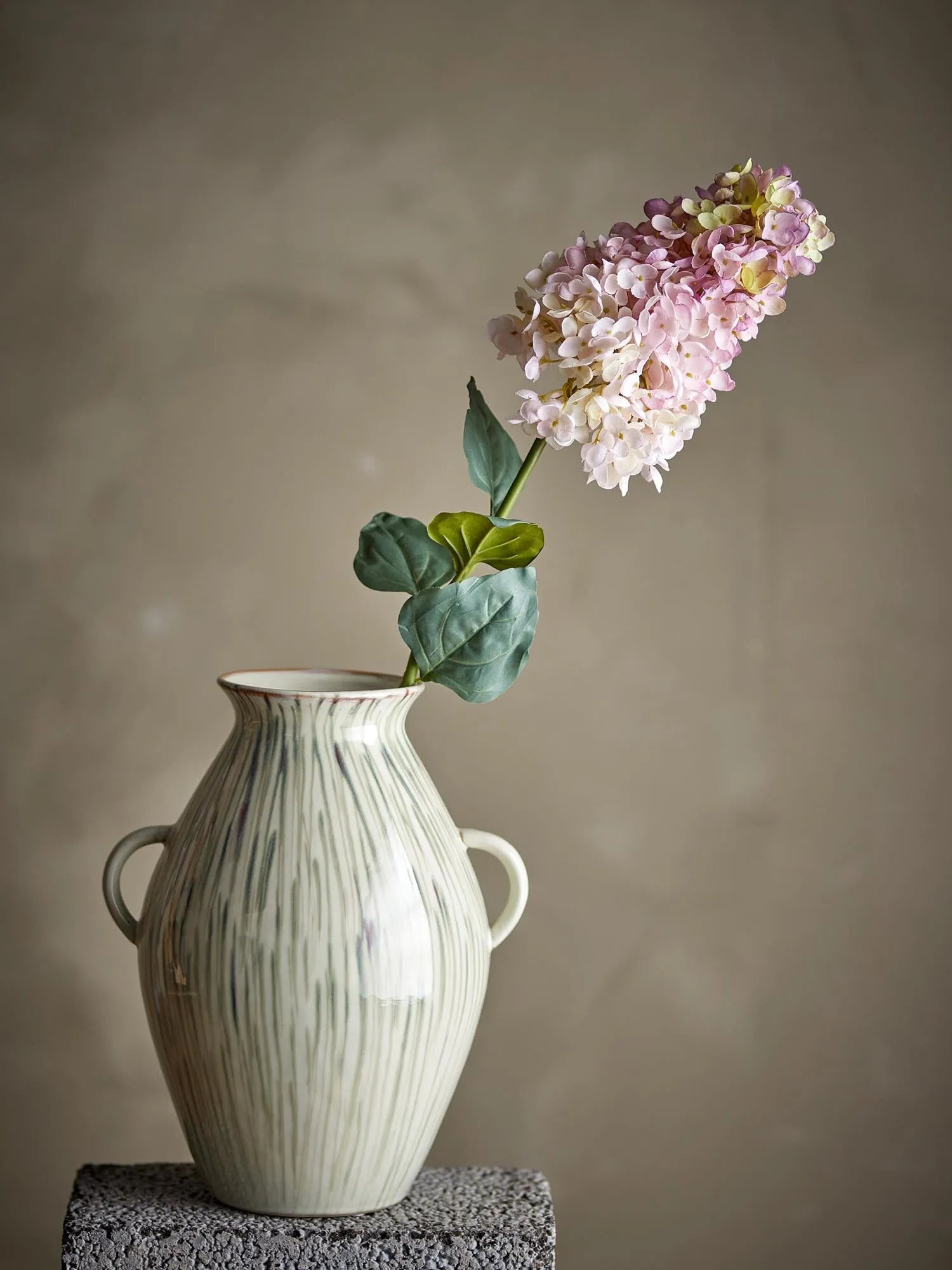 Hydrangea Stiel, Rose, Künstliche Blumen in Rose präsentiert im Onlineshop von KAQTU Design AG. Kunstpflanze ist von Bloomingville