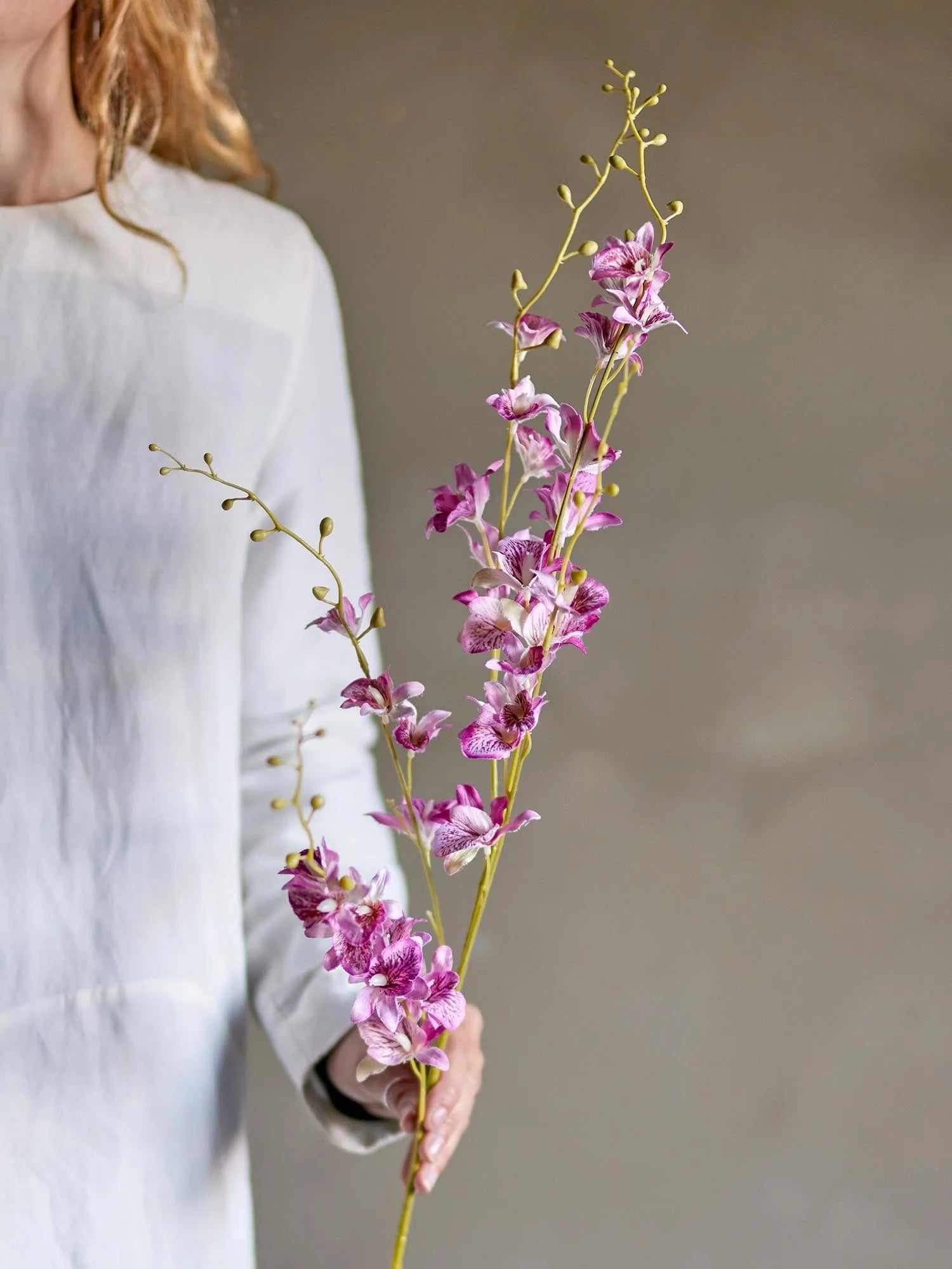 Eleganter Orchid Stiel in Weiß von Bloomingville – zeitlose Schönheit ohne Pflegeaufwand, ideal für stilvolle Dekorationen.