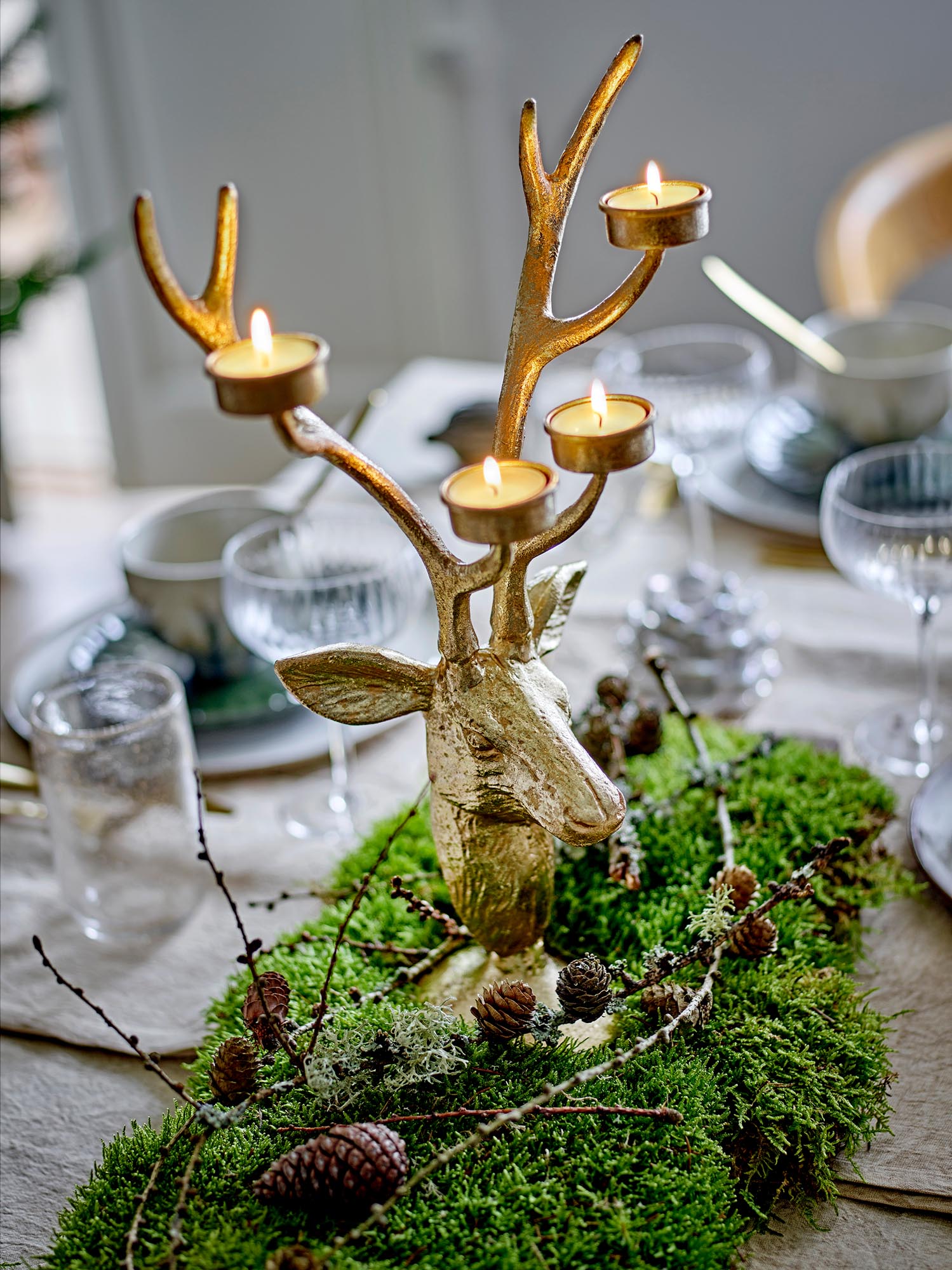 Der Kanei Teelichthalter aus goldfarbenem Metall von Bloomingville verleiht Ihrem Zuhause eine elegante und moderne Atmosphäre.