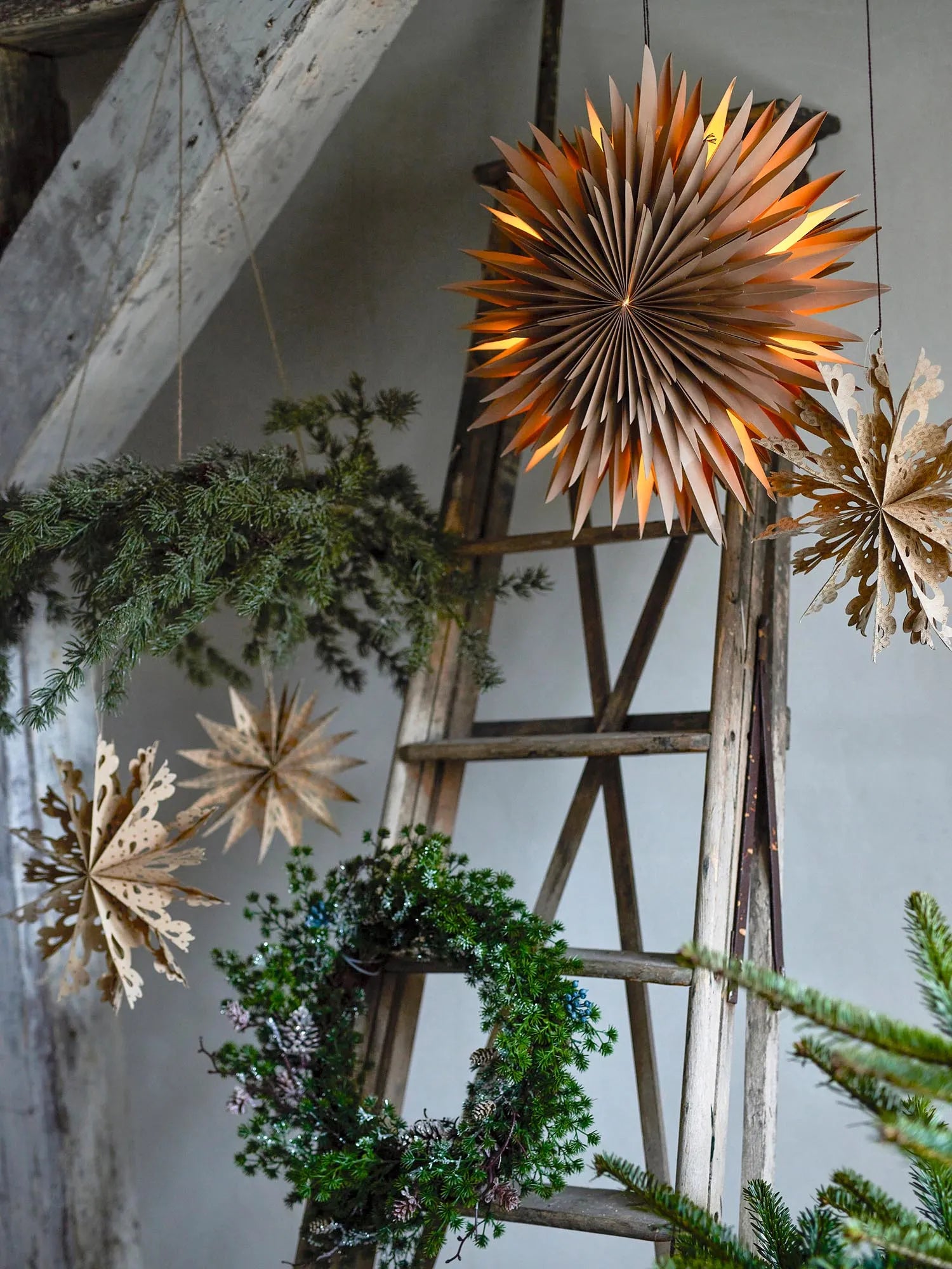 Cedar Kranz, Grün, Künstliche Blumen in Grün präsentiert im Onlineshop von KAQTU Design AG. Kunstpflanze ist von Bloomingville