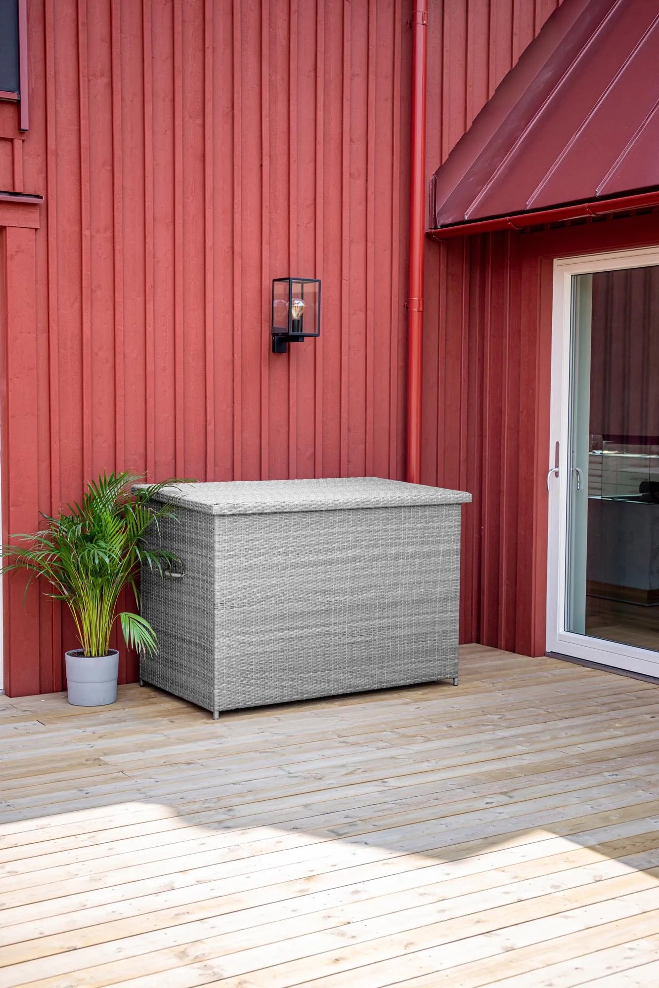 Stilvolle Kissenbox aus wetterfestem Korbgeflecht, ideal für Garten und Balkon. Bietet viel Stauraum und schützt vor Witterung.