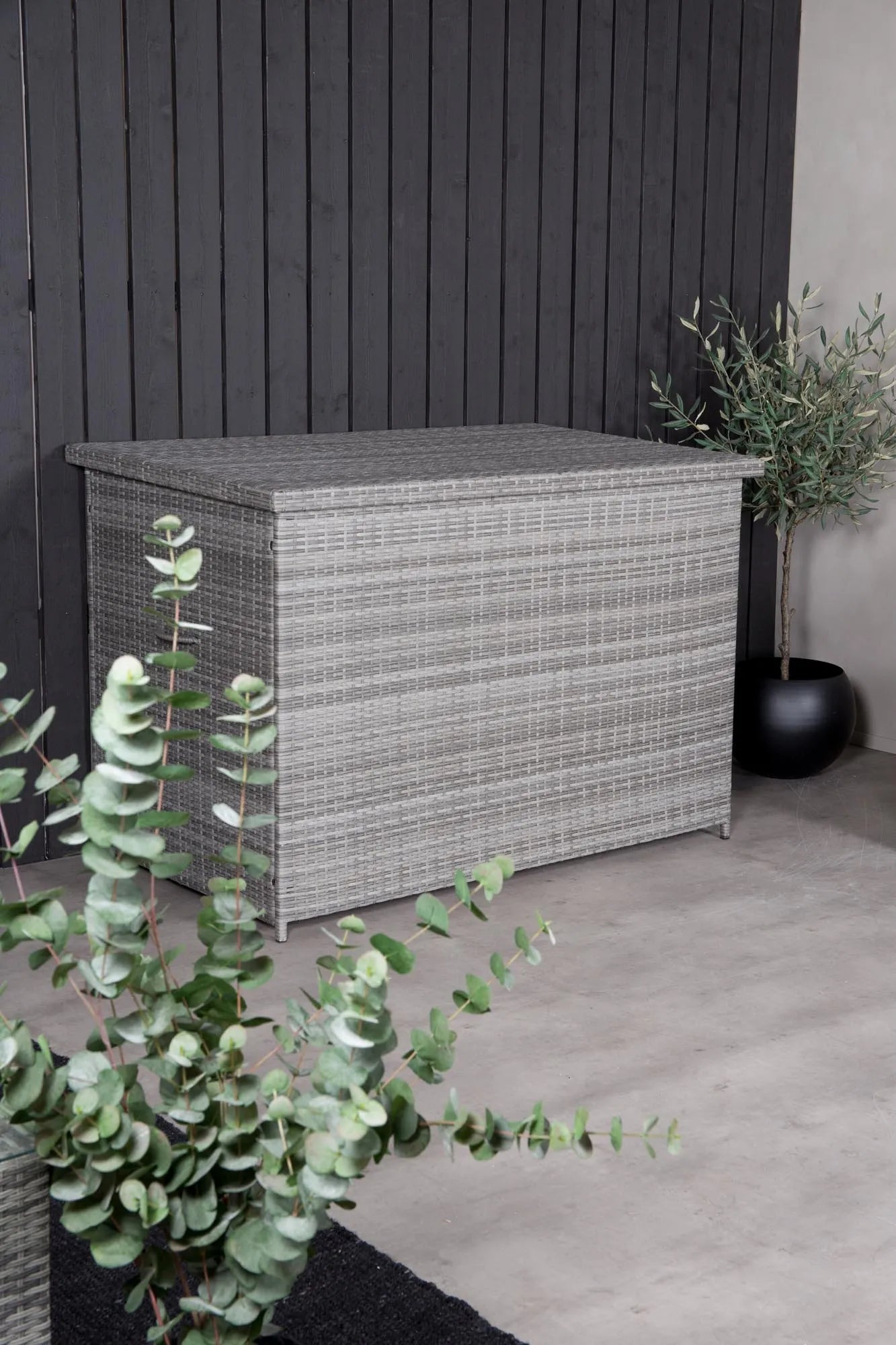 Stilvolle Kissenbox aus wetterfestem Korbgeflecht, ideal für Garten und Balkon. Bietet viel Stauraum und schützt vor Witterung.