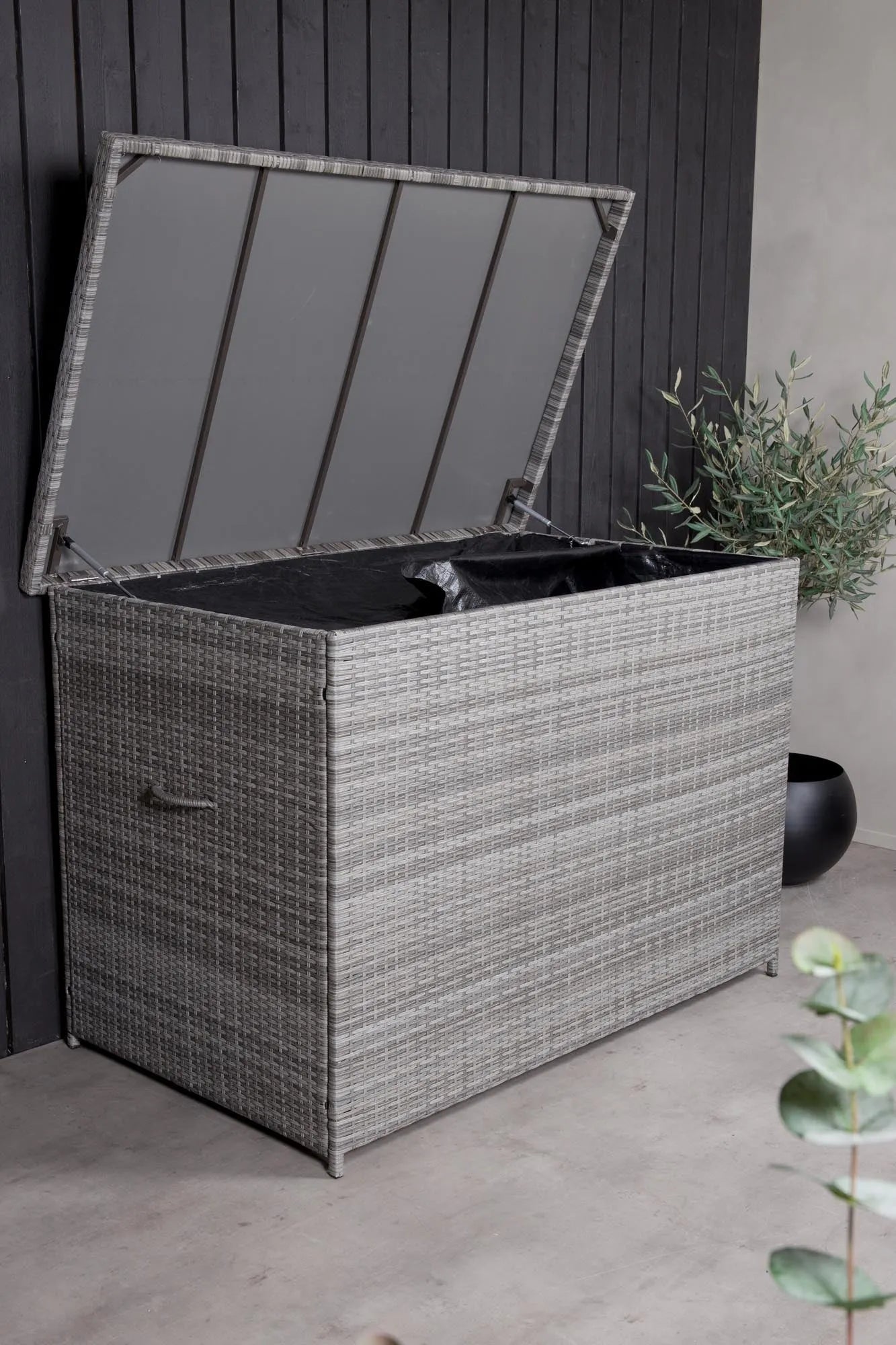 Stilvolle Kissenbox aus wetterfestem Korbgeflecht, ideal für Garten und Balkon. Bietet viel Stauraum und schützt vor Witterung.