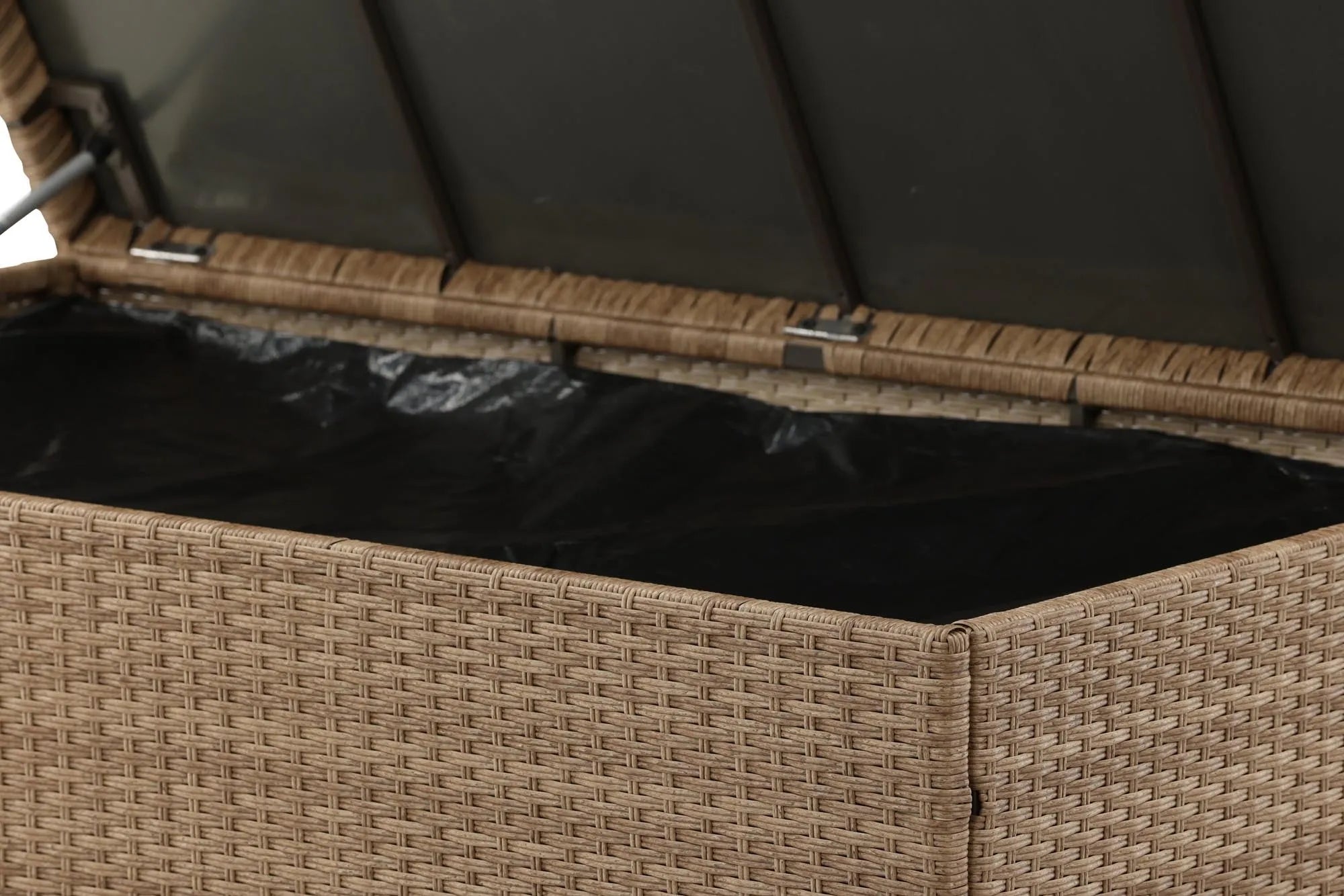 Stilvolle Kissenbox aus wetterfestem Korbgeflecht, ideal für Garten und Balkon. Bietet viel Stauraum und schützt vor Witterung.