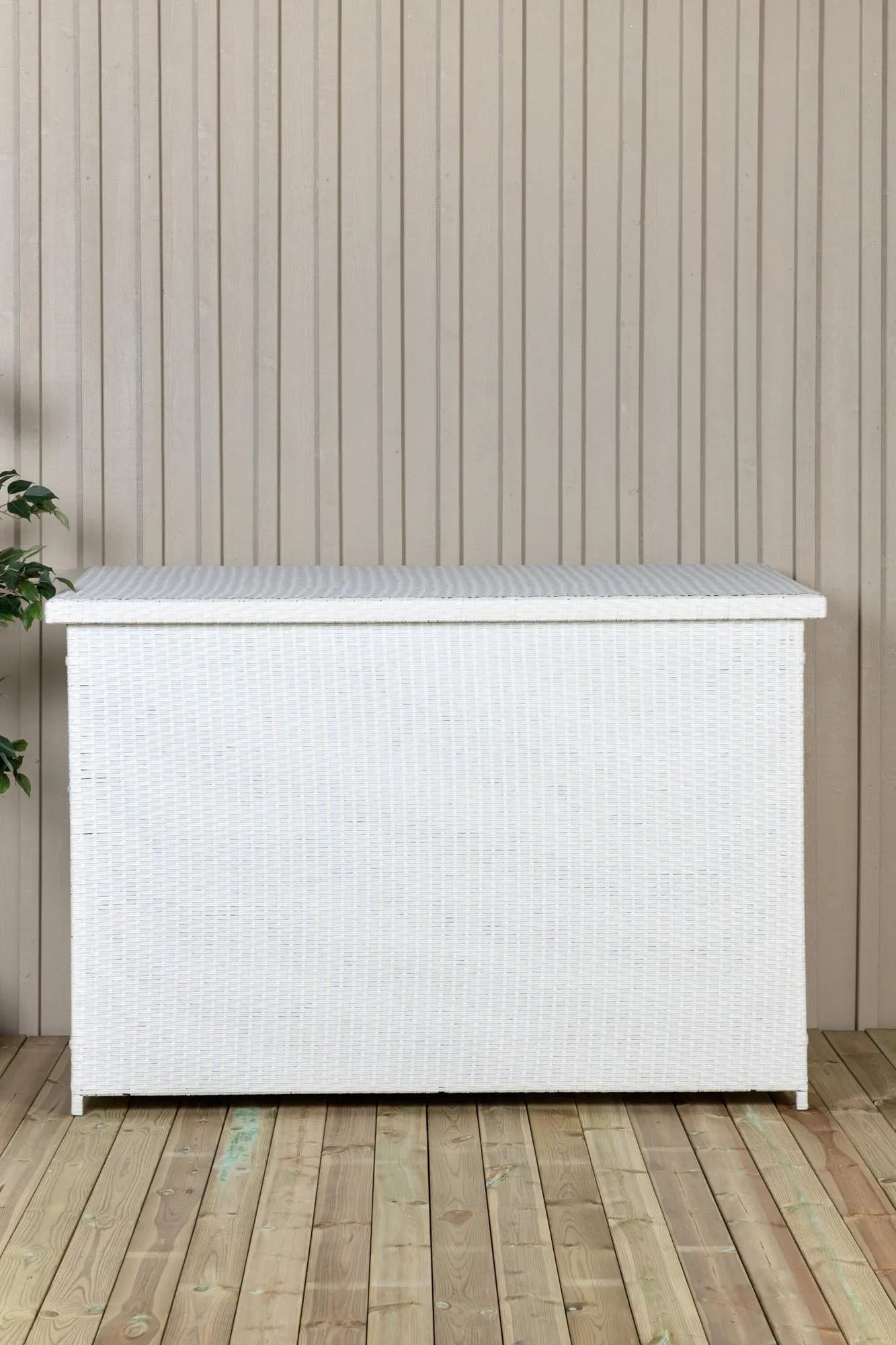Stilvolle Kissenbox aus wetterfestem Korbgeflecht, ideal für Garten und Balkon. Bietet viel Stauraum und schützt vor Witterung.