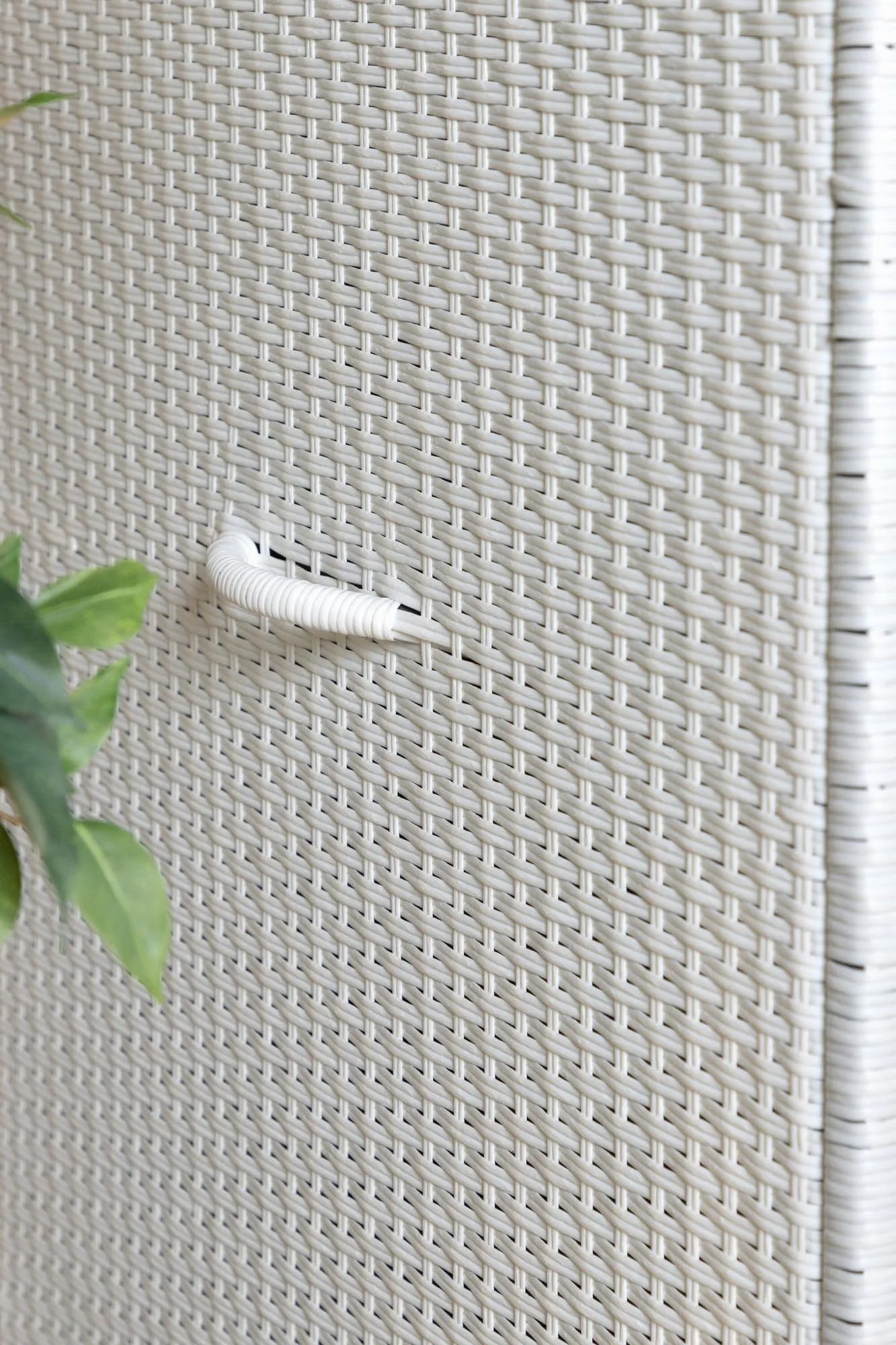 Stilvolle Kissenbox aus wetterfestem Korbgeflecht, ideal für Garten und Balkon. Bietet viel Stauraum und schützt vor Witterung.