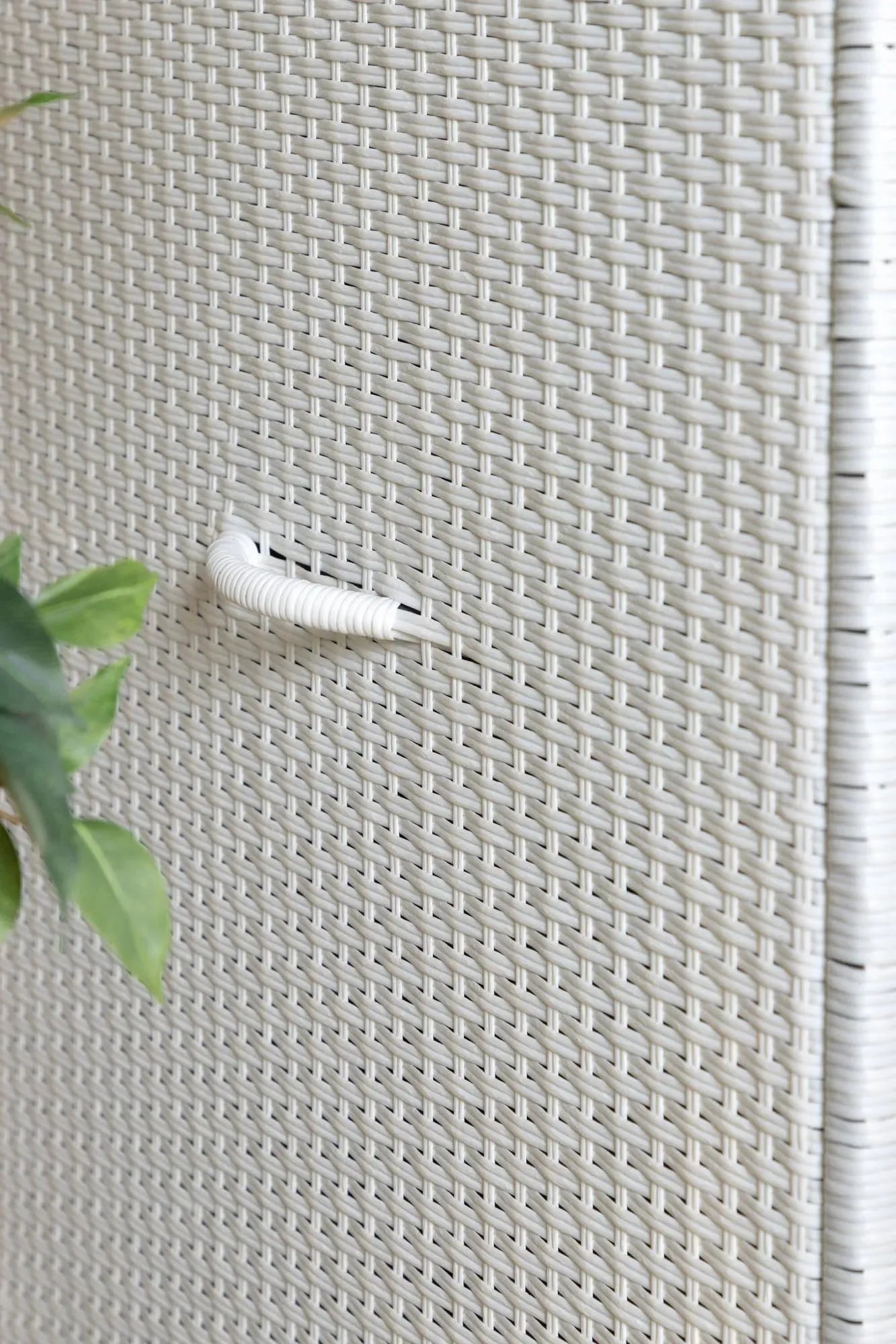 Wetterfeste Kissenbox von Venture Home, ideal für Gartenmöbel-Aufbewahrung, robust, stilvoll und perfekt für den Außenbereich.