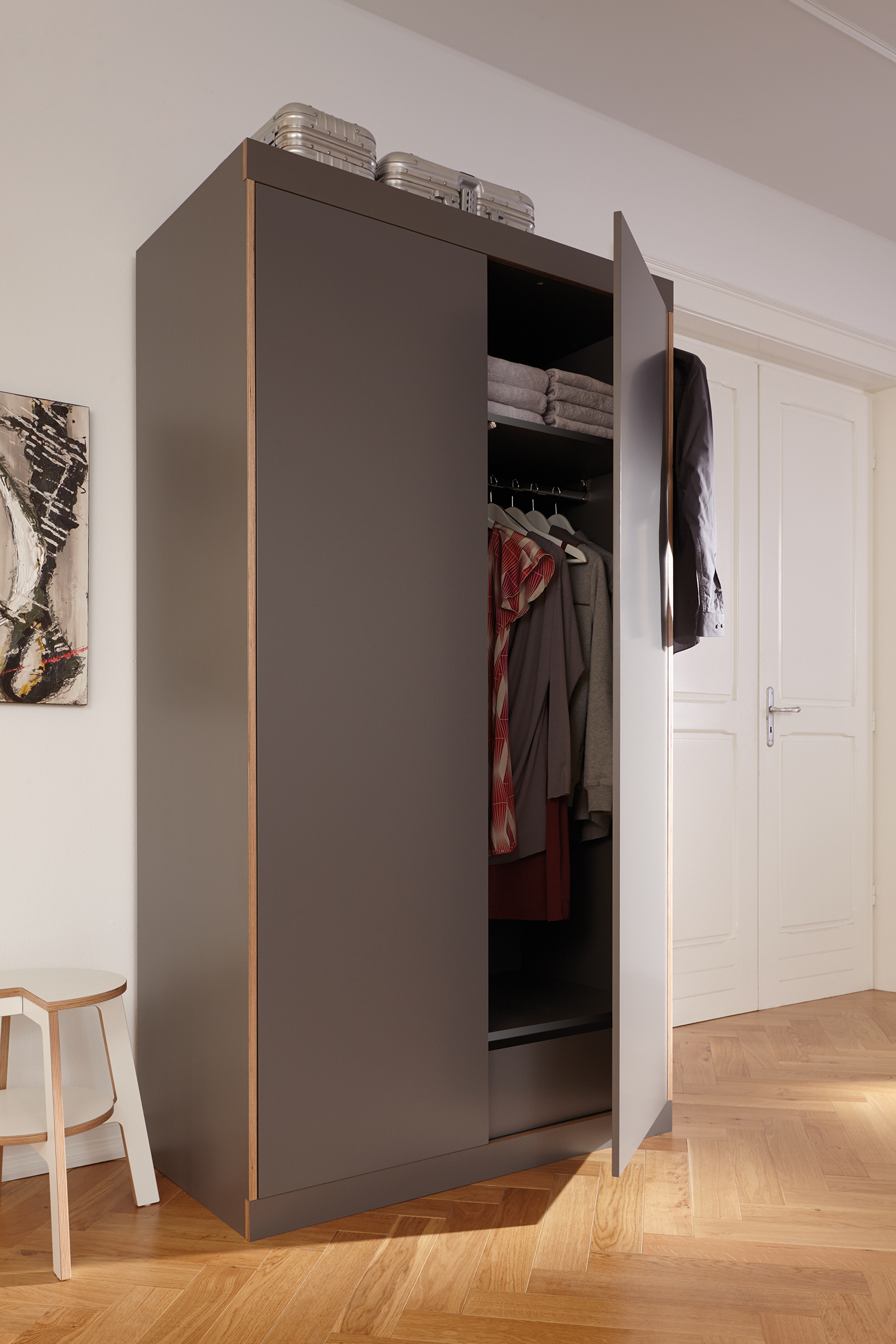 FLAI Kleiderschrank 2-türig Ausstattung 1 in Anthrazit präsentiert im Onlineshop von KAQTU Design AG. Drehtürenschrank ist von Müller Möbelwerkstätten