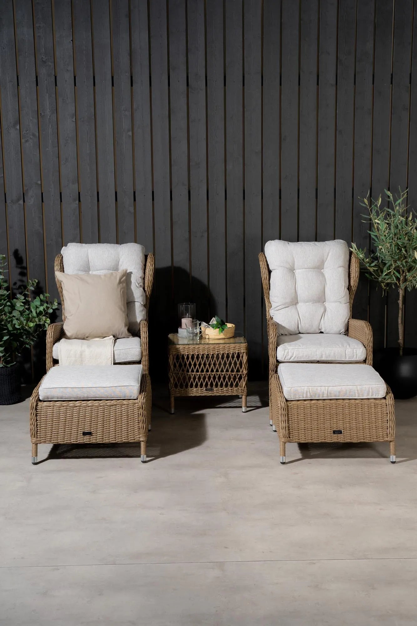 Elegantes Loungeset mit Aluminiumrahmen, sandfarbenen Kissen und wetterfestem Konstrite für stilvolle Entspannung im Freien.