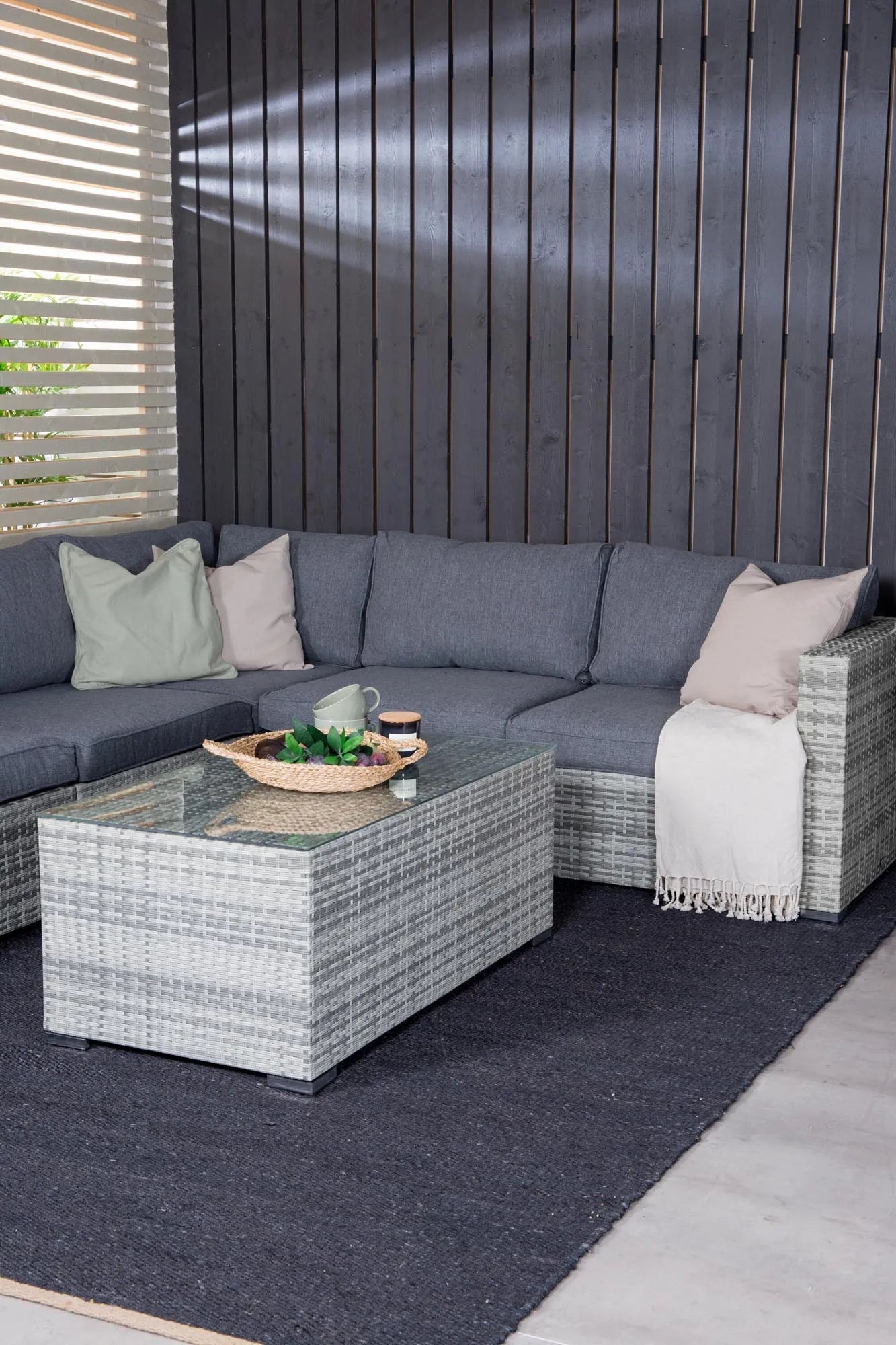 Modernes Ecksofa-Set für den Außenbereich, 110 cm, von Venture Home. Stilvoll, komfortabel und wetterfest.