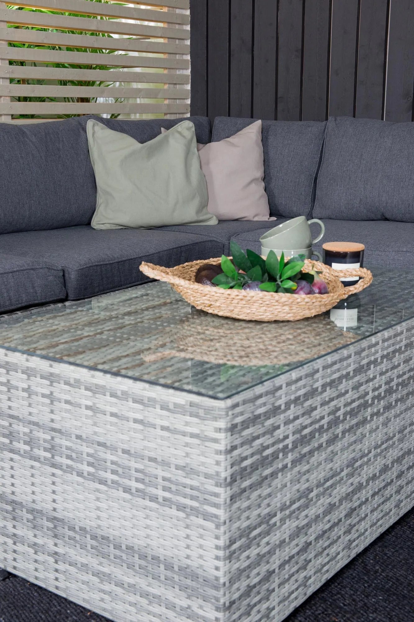 Elegantes 110 cm Ecksofa-Set von Venture Home für draußen. Wetterfest, bequem und ideal für moderne Außenbereiche.