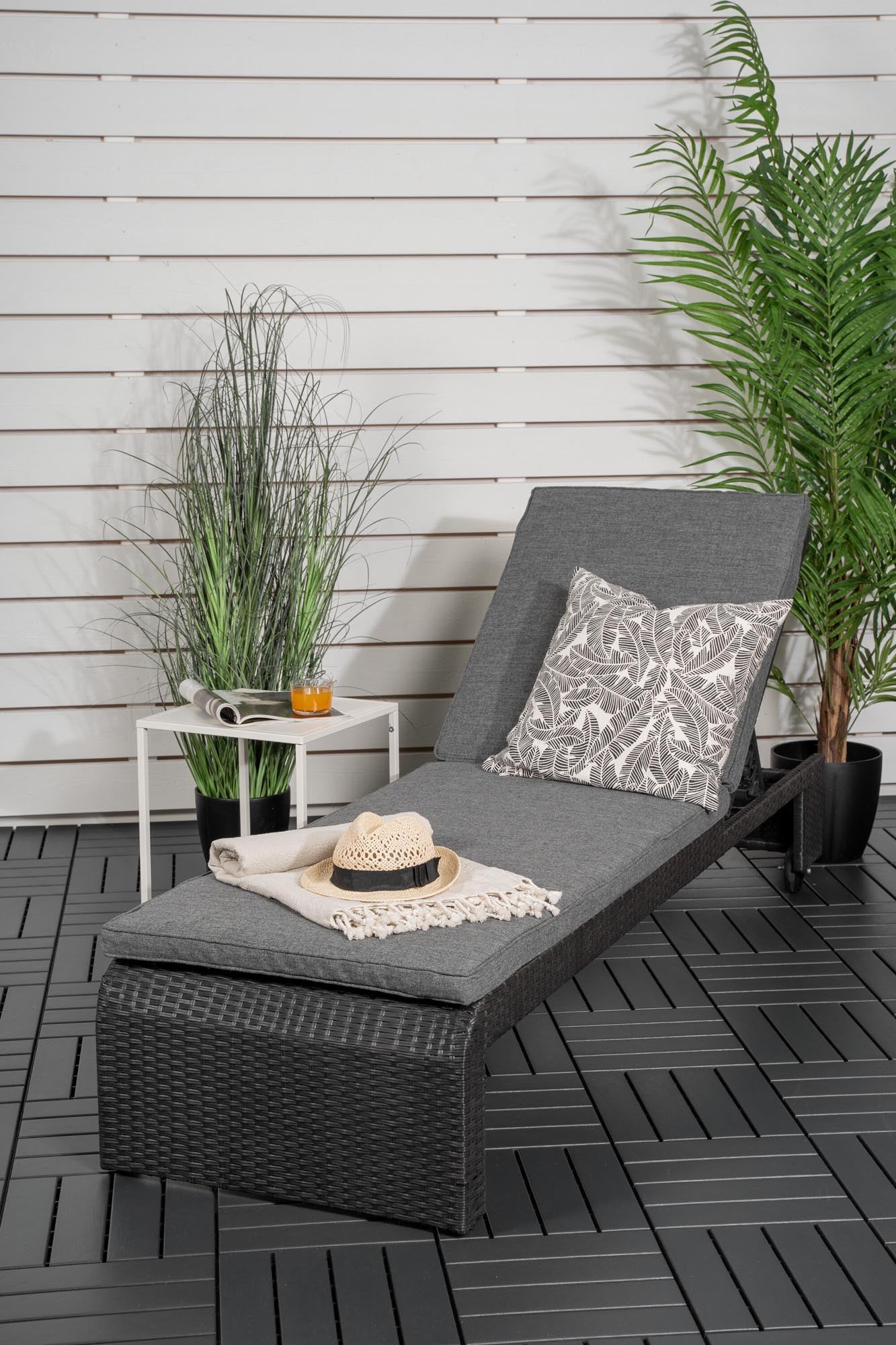 London Sonnenliege in Schwarz präsentiert im Onlineshop von KAQTU Design AG. Liegestuhl ist von Venture Home