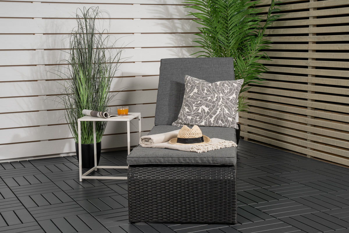 Sonnenliege London von Venture Home in Schwarz mit grauem Kissen und Korbgeflecht