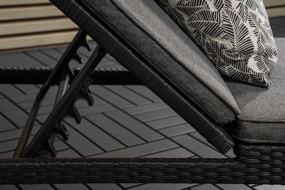 Sonnenliege London von Venture Home in Schwarz mit grauem Kissen und Korbgeflecht