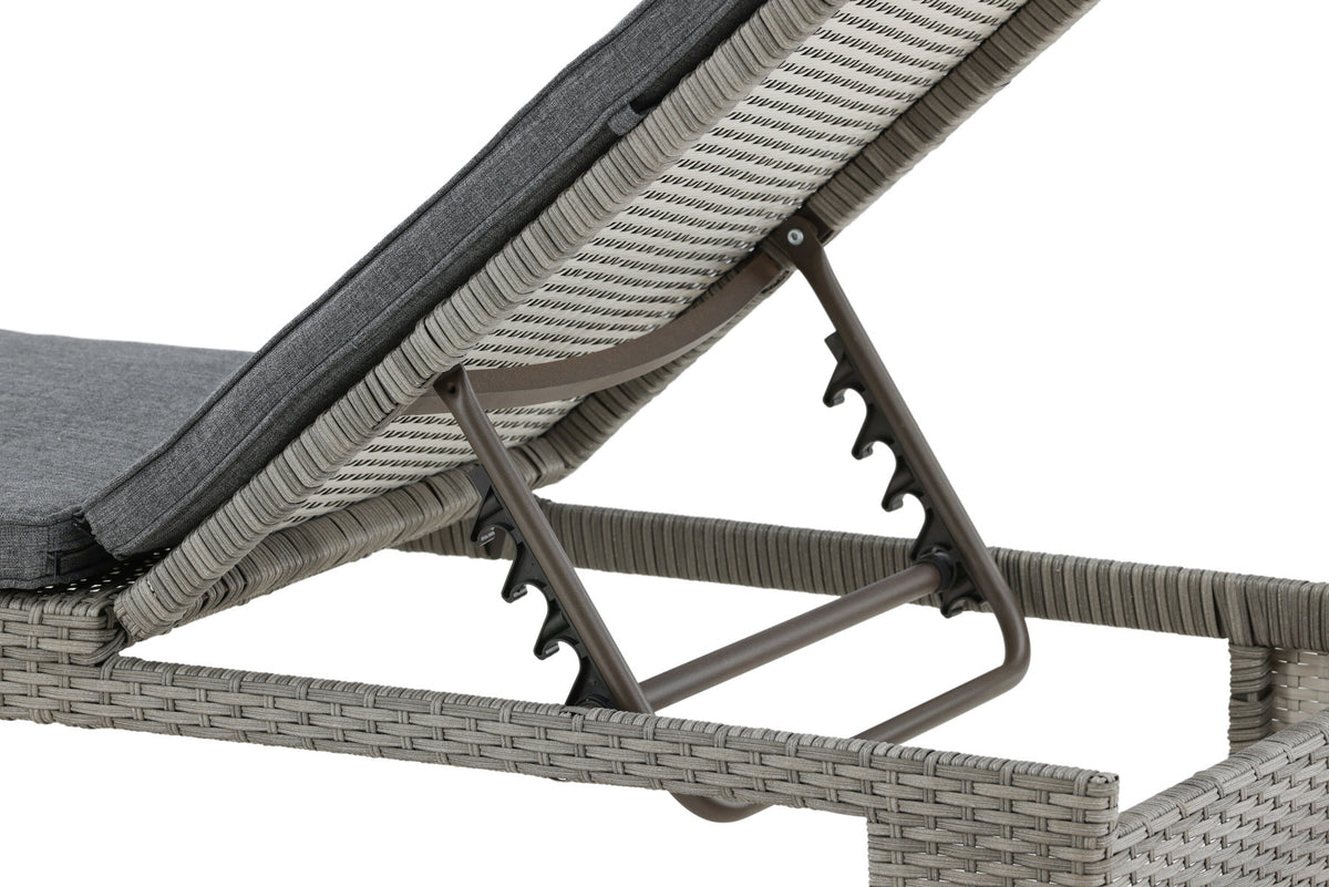 Sonnenliege London von Venture Home in Schwarz mit grauem Kissen und Korbgeflecht