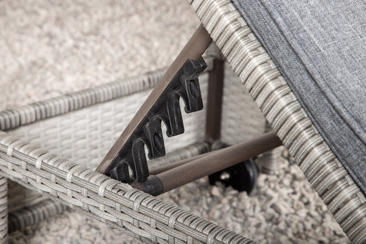 Sonnenliege London von Venture Home in Schwarz mit grauem Kissen und Korbgeflecht