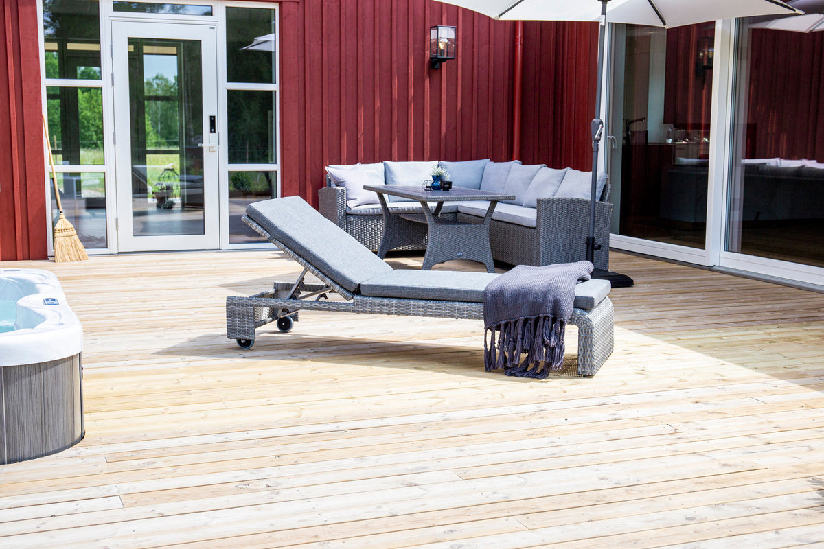 Sonnenliege London von Venture Home in Schwarz mit grauem Kissen und Korbgeflecht