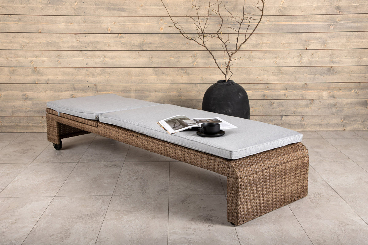 Sonnenliege London von Venture Home in Schwarz mit grauem Kissen und Korbgeflecht