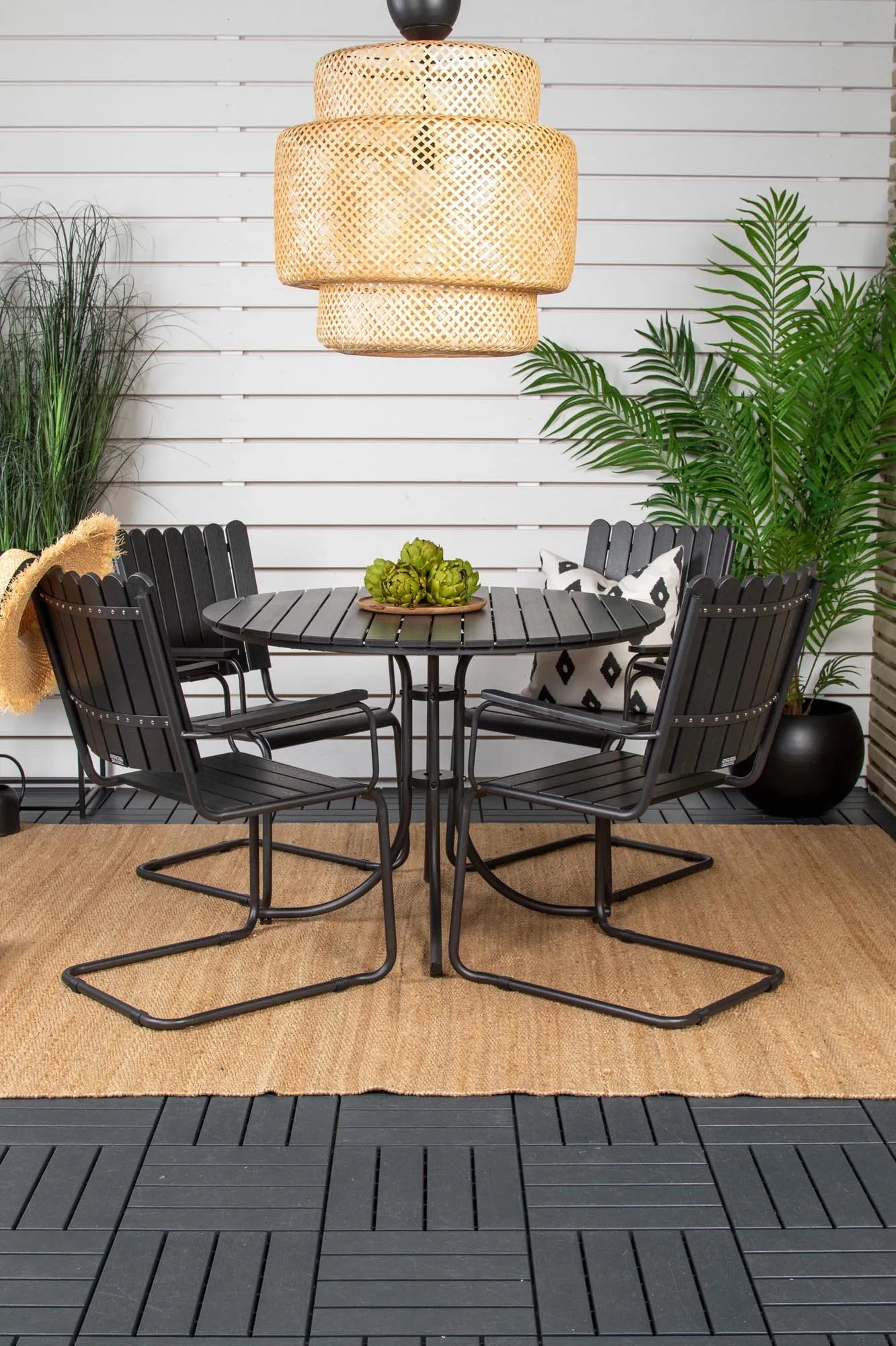 Das Holmsund Outdoor-Tischset von Venture Home bietet stilvolles Design und Funktionalität für Ihren Außenbereich. Perfekt für 4 Personen.