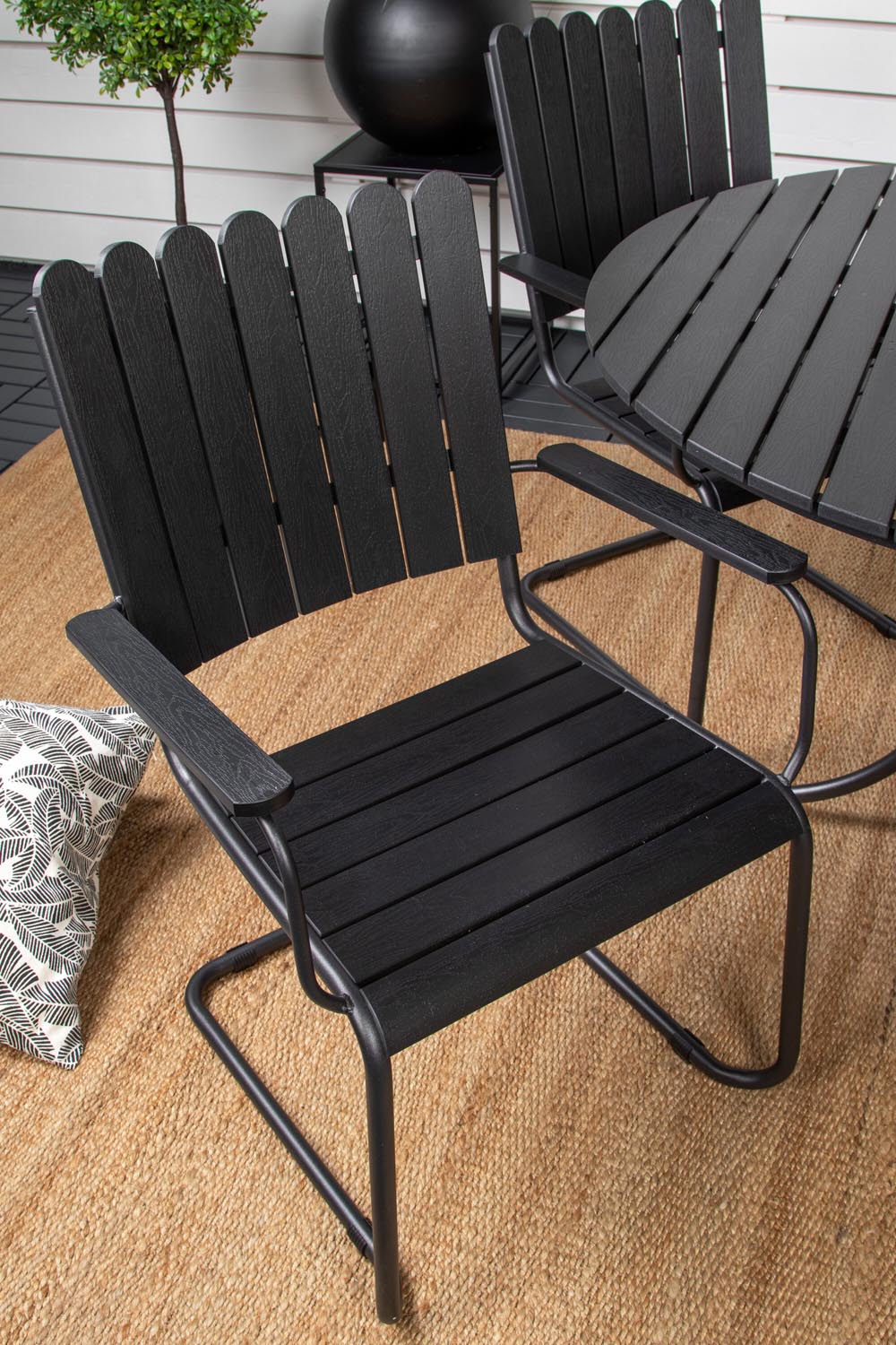 Holmsund Outdoor-Tischset ⌀100cm/4St. in Schwarz präsentiert im Onlineshop von KAQTU Design AG. Gartentischset ist von Venture Home