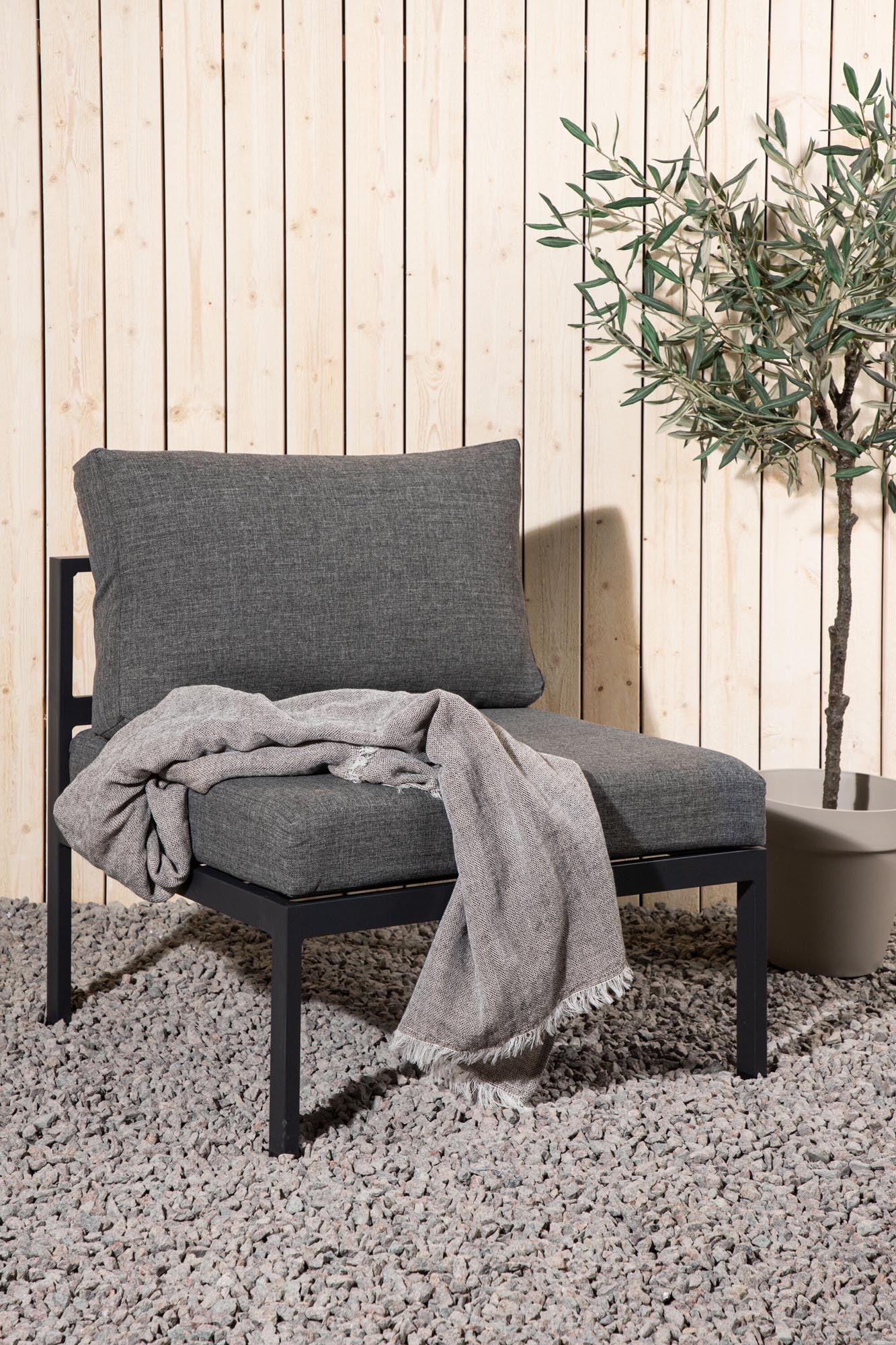 Copacabana Sofa Middle in Schwarz / Grau präsentiert im Onlineshop von KAQTU Design AG. Lounge Sofa ist von Venture Home