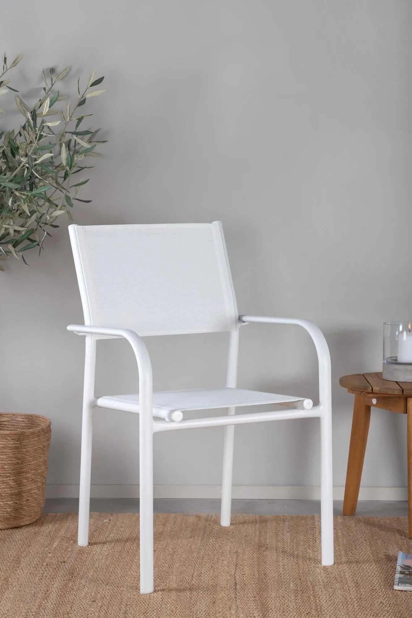 Eleganter, stapelbarer Gartenstuhl aus robustem Aluminium mit komfortablem Textilene-Sitz in stilvollem Schwarz.